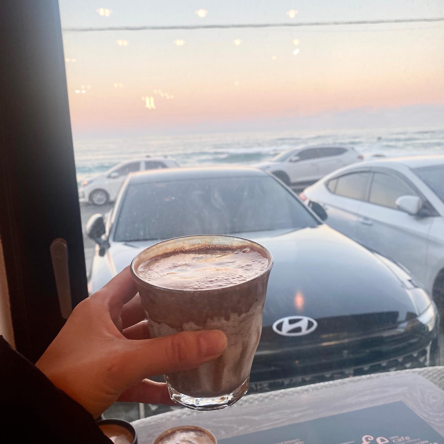 #바우커피 #흑임자라떼
툇마루를 잊지못하고 오게된 바우카페본점☕️
바다를 보며 마시는 흑임자 라떼 짱맛♥️

뷰도 좋고 라떼맛도 좋고💕

.
.
.

#툇마루맘 #사천해변 #바우커피 #바우카페본점 #흑임자라떼 #사천카페