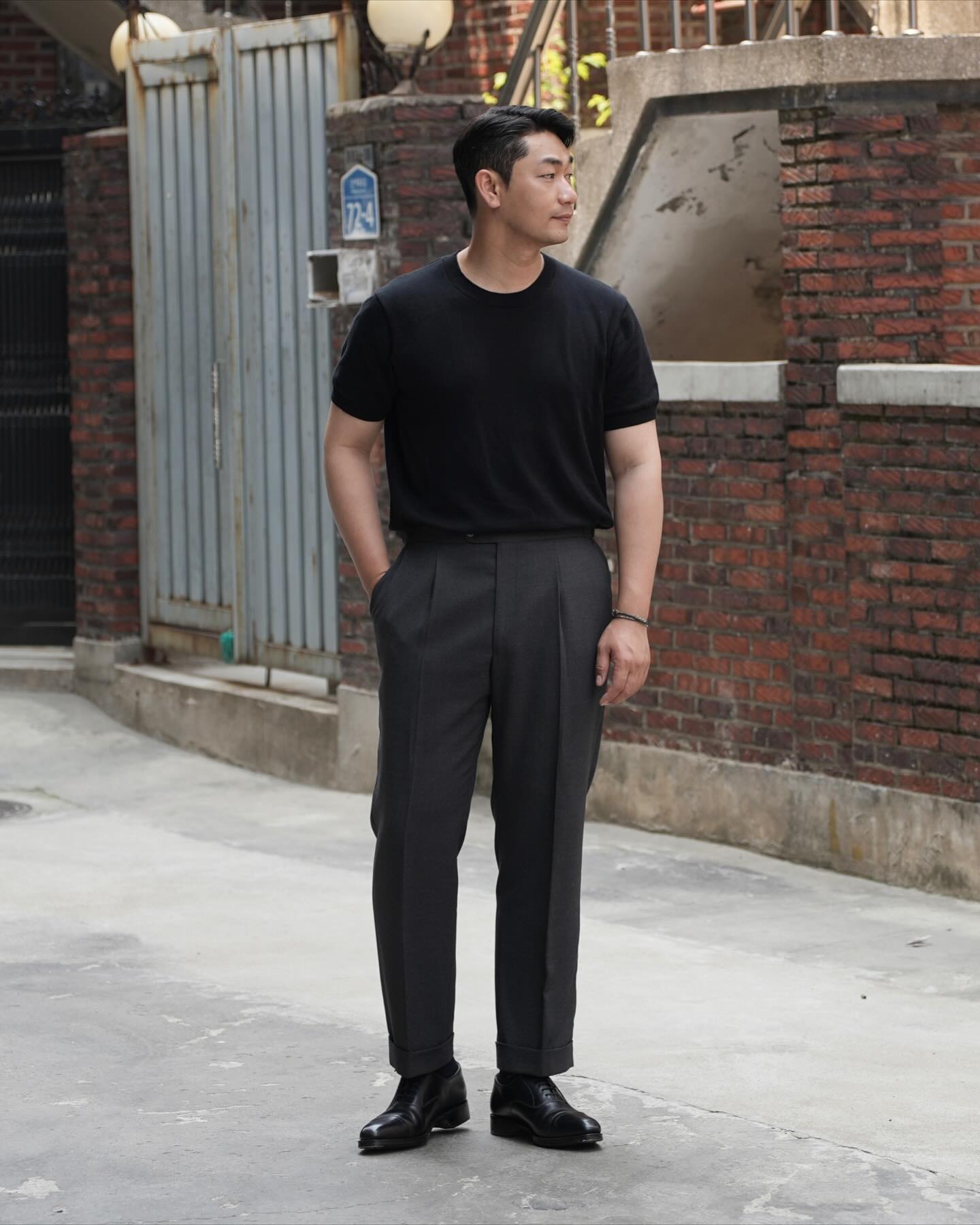 포멀욘

간단한 컨텐츠를 시작해볼까 합니다.
여러분들에게 “구두”란 신발에 대해서 얘기해보고자
합니다. 되게 딱딱할 것 같은 컨텐츠일 수 있지만
남자에게 구두라는 제품이 주는 이미지는 생각보다
다양해서 몇가지 소개 드리고자 합니다.

먼저 구두 = 포멀 이라는 공식에 딱 맞는 
옥스포드(oxford) 입니다. 대표적으로 캡토 또는
스트레이트팁이라 불리는 디자인이 있죠.

중요한 날, 뜻 깊은 날에 포멀하고 댄디한 느낌을
주는 신발을 찾으신다면 무조건 옥스포드 추천 합니다.
보통 셋업에 많이 신지만 저처럼 비지니스캐주얼에도
약간의 무게감을 주는 느낌으로 많이 신습니다.

날렵한 곡선 라인의 옆태와 잘 빠진 라스트는
옥스포드가 주는 매력입니다. 뭉툭한 라스트도 있지만
옥스포드는 꼭 슬림하고 쌔끈한걸로 고르세요.

내가 구두를 “신사적”인 아이템이라 생각 하고
“포멀한“ 이미지를 원하신다면 당장 옥스포드를
구매해서 신발장에 넣어두세요. 꼭이요.
.
.
오늘의 구두 : yanko_shoes 
.
.
.
.
#오늘의구두
#남자구두추천
#옥스포드슈즈
#포멀룩
#남자수제화
#얀코
#mensshoes
#shoestyle 
#yankoshoes 
#formalwear 
#todayshoes