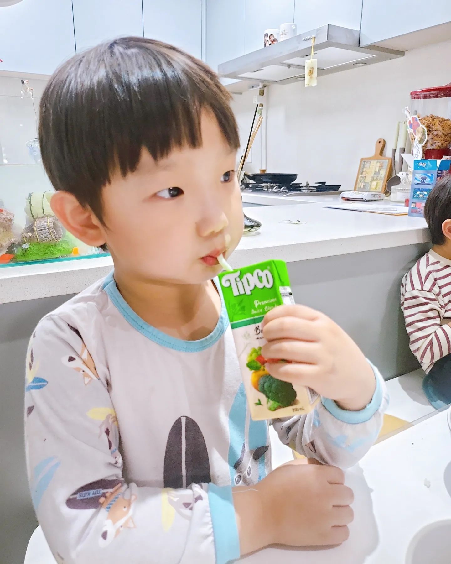 #팁코 tipcojuice 보고있나?
다들 협찬 받길래 나도 좀 주려나 대기타봤는데 끝까지 안주길래 내돈내산ㅋㅋㅋㅋ 
화나서 358개짜리 사려다가 봐줬다🤣🤣🤣🤣🤣
팁코팁코 할만큼 그렇게 맛있어?? 콧방귀꼈는데
사진 예쁘게 남길 것도 없이 마지막 팁코ㅋㅋㅋㅋ 
나 또 산다ㅋㅋㅋㅋㅋ