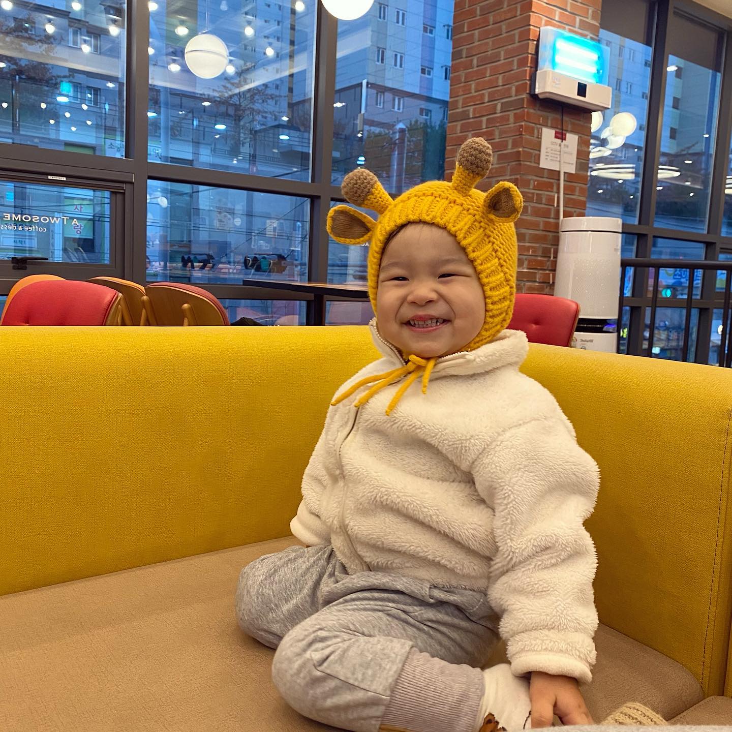 231206💛
이모들보고 씐나 흥분해서 뛰다가 냅다
바닥이랑 입술박치기🫣
ㅋㅋㅋㅋㅋㅋㅋㅋㅋㅋㅋㅋㅋㅋㅋㅋㅋㅋ
병원갈뿬해따 징짜 이뚜오 흥분좀하디마ㅠ.ㅠ
#입술보톡스후기 #넘아포요