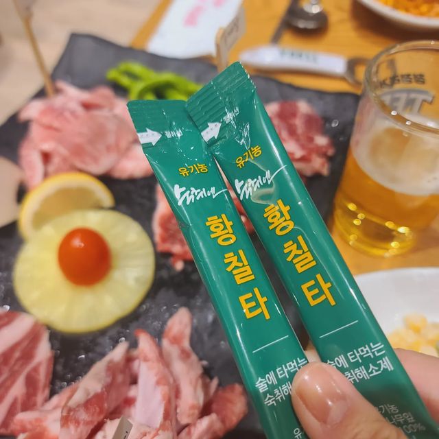 윤서 on Instagram: "#광고

신년모임에 술자리 모임 많으시죠?🤔
소주에 타먹는 #황칠타숙취해소제

인삼나무 황칠타
숙취해소제 추천!🖐

나무계에 인삼이라하여
인삼나무라는 별칭을 가진 황칠나무! 만병통치약!

인삼나무 황칠나무는 20년 이상된 인삼나무만을 사용하고 있으며
인삼나무 황칠나무에서는 항암,항염,항균,당뇨,간기능개선,항산화작용,면역력증진
항고지혈증,남성 성기능 개선 및 대장질환 예방 개선,암세포 억제 등 

소주에 타먹으면
알토올향이 살짝 날아가 부담없이 드실 수 있어여!
목넘김이 부드러워지며
숙취가 없는 깔끔한 음주를 즐기실 수 있어여!

▪️소주 1병당 1포 타서 드세여
▪️음주 전,후 한 포씩 그냥 드세여
▪️안주 요리할 때 한 포 넣어 요리해 보세여
▪️잡내 사라지고 숙취에 좋아여!

잦은 신년 모임
음주하실 땐!
소주에 황칠타 추천해여!

#숙취해소제 #숙취해소법 #숙취해소 #소주숙취해소제 #음주후숙취해소제 #숙취해소제추천
#숙취해소제소주 #음주전숙취해소제 #숙취해소제언제 #황칠타 #황칠코리아 #인삼나무
#숙취제 #소주에타먹는숙취해소제"