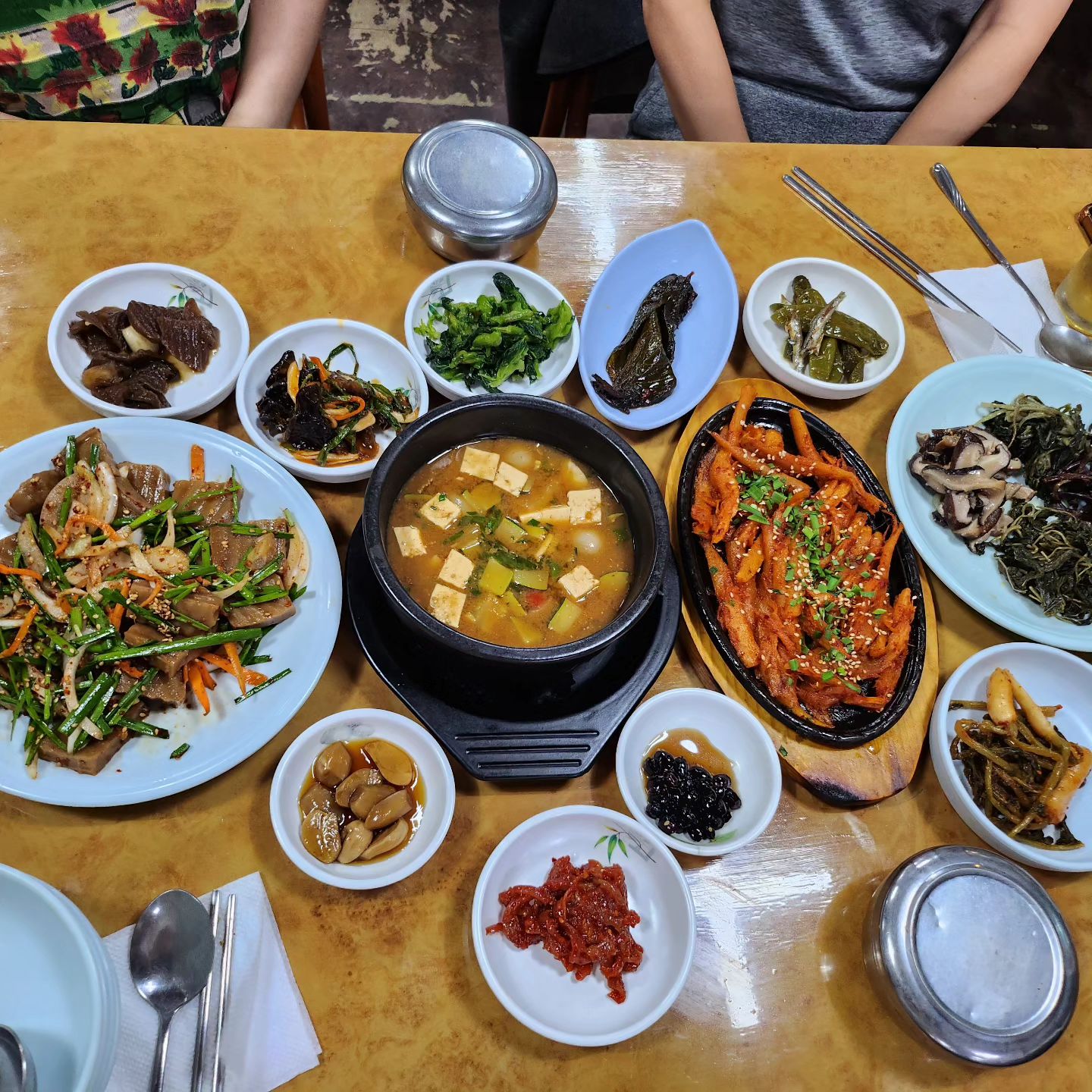 날 이뻐해주는 언니들과 떠났던 여행
가벼운 인연이 아니기를 바래요.

#오색약수터앞맛집 
#더덕구이
#도토리묵
#나물 넘나 맛있었다는
