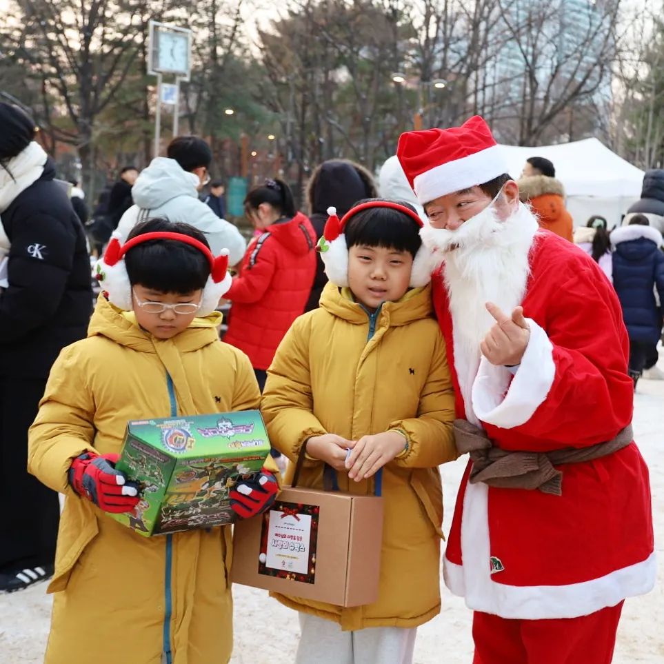 🎅🎄
축제에 진심인 동네
할머니네 애들 태우러 갔다가 갑자기 만난 #산타할아버지 
선물 너무 풍성한데 이거 완전 할렐루야다!!
-
#기쁘다구주오셨네
#메리크리스마스