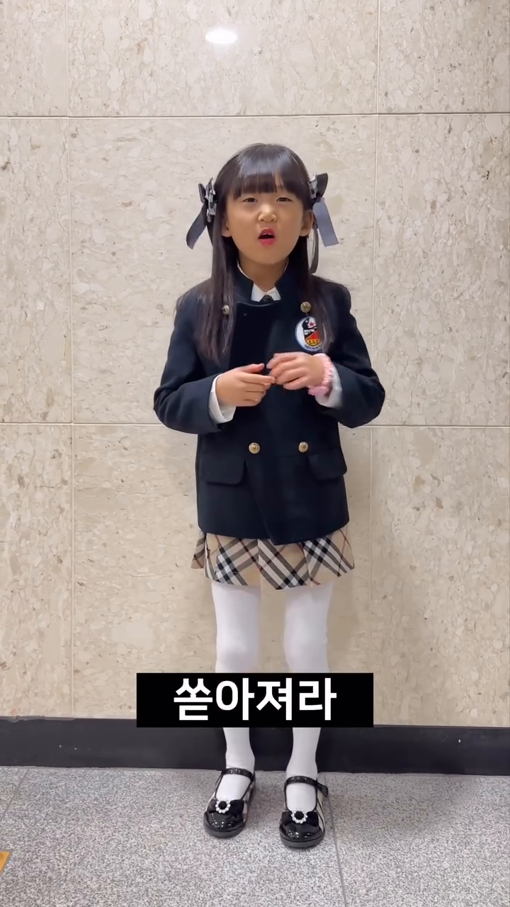 #마법천자문 휴우증~
시도때도 없이~~ 
소리없이 날려버려 바람풍 ~~~ 
번쩍번쩍 내리쳐라 번개전~~

#한자뮤지컬 #마법천자문뮤지컬 #예림당아트홀 #예림당