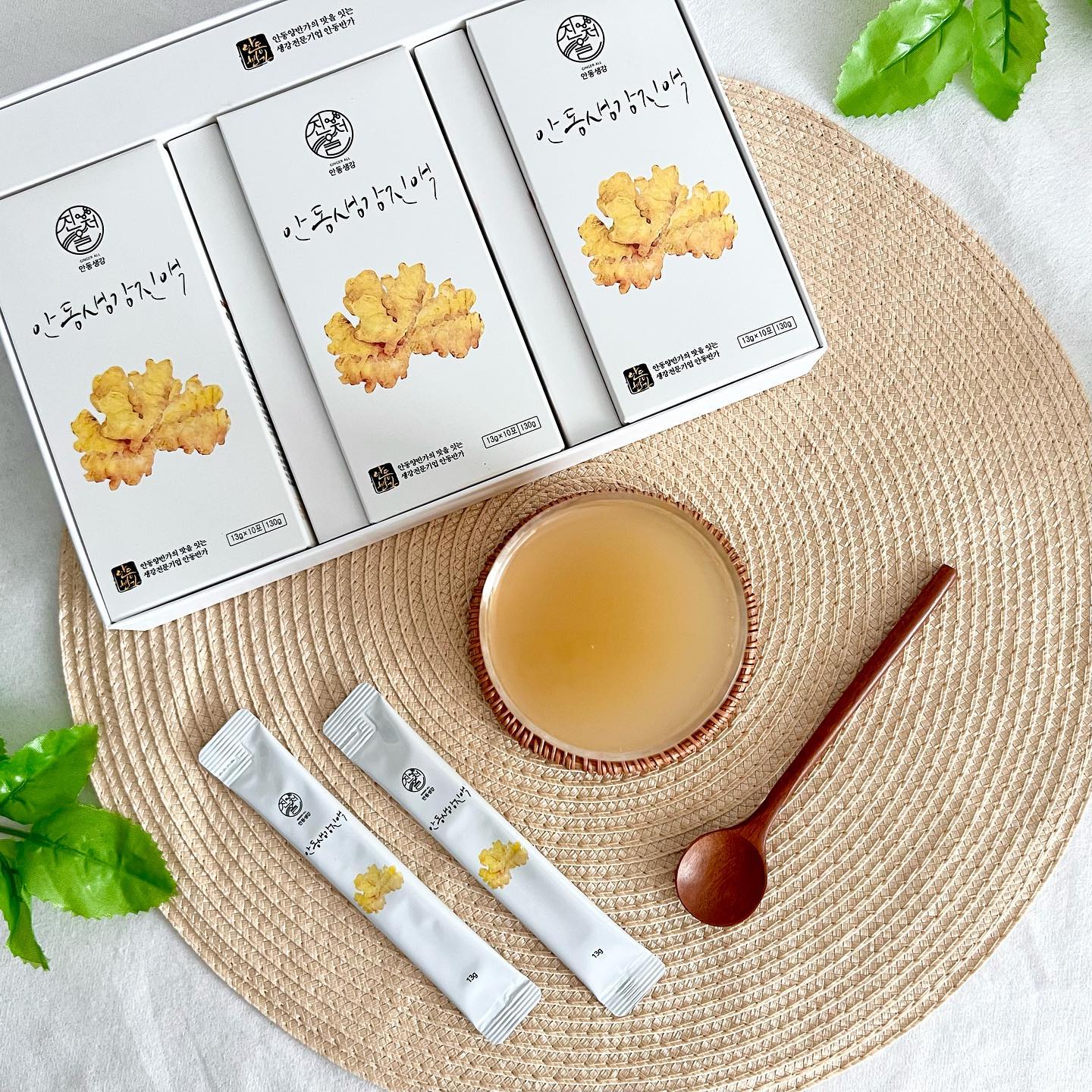 #협찬 🫚

🤧찬바람 쌩~ 부는 요즘 필수템

#안동반가 안동생강진액 스틱형
▪️13g x 30포

✔️HACCP 인증시설에서 생산
✔️Only #안동생강 착즙 / 가열 / 농축 
✔️순한 맛
✔️스틱형

맵지 않은 순한 맛이라 그냥 쭉 짜서 쫍 먹기도 좋고
물 / 우유 / 탄산수에 넣어 음료로도 굳👍
샐러드 / 불고기 등 요리에 넣으면 감칠맛 UP
스틱형태라 가방에 쏙 넣고 다니기도 편해서
요즘처럼 찬바람 부는날, 
잊지않고 챙겨먹기 좋아요❣️
.
.
#생강 #생강진액 #진액 #생강청 
#생강즙 #생강원액 #생강액기스 
#생강농축액 #생강차 #생강라떼 
#생강음료 #기관지보호 
#겨울에마시기좋은차 #차선물세트 
#경북세일페스타 #경세페 
#2023경북세일페스타 #2023경세페 
#경세페체험단 #경세페리뷰 #체험단리뷰
#안동생강진액 #생강에이드