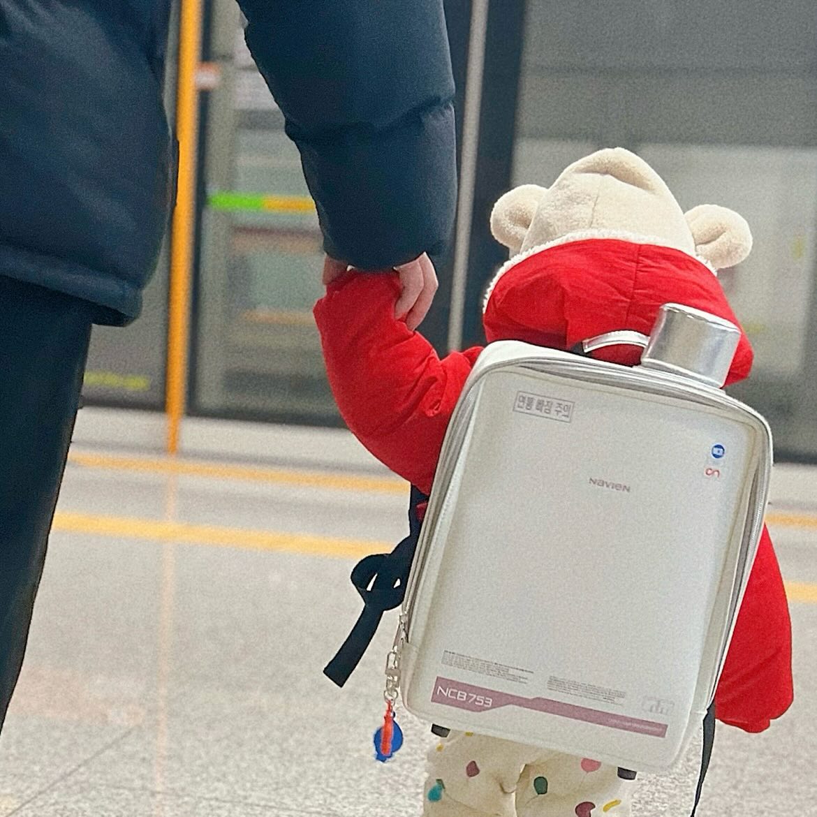 🎁 #나비엔 #보일러백팩 #지하철인싸등극 
 
기저귀랑 물티슈, 까까, 물병을 
경동 나비엔 보일러 백팩에 따숩게 주섬주섬 챙겨서
쟈철 타고 출발 🚇 
 
집 앞말고 쟈철 타고 두 정거장 더가
좀 더 큰 시장에 다녀왔어요! 
 
쫑쫑쫑 걷다가 눈 펑펑 오니 
하늘 쳐다보며 입 벌리는 이프림, 
눈 잔뜩 맛보고 후두둑 떨어지는 우박에
호다닥 집에 왔답니다요. 
 
 
내일 어린이집 원아 상담 갈 때도
야무지게 매고 가자 . ̫ . 
 
 
 
 
 
kdnavien_official 
#19개월아기 #이프림🌿