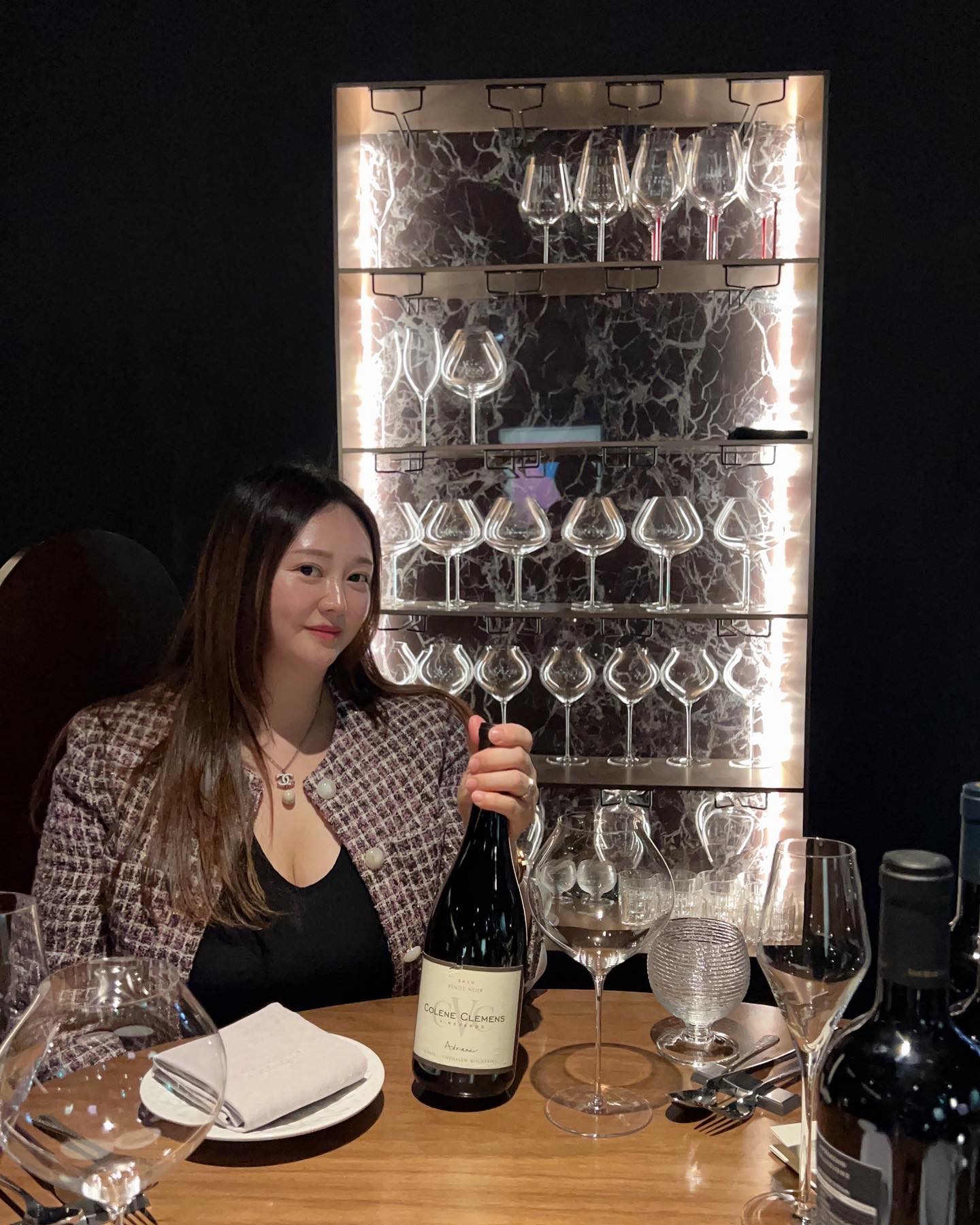 .섬세한 오레곤 피노누아에 빠진 날🍷

여러분들은 어떤 피노누아를 좋아하세요?

제가 너무나 애정하는 콜린 클레멘스♥️
샤도도 너무 맛있지만 피노누아가 진짜 너무나 훌륭하답니다

2005년 오리건주에 있는 콜린 클레멘스는 20년도 채 되지 않아 와인 스펙테이터를 비롯해 와인 애드버킷, 와인 앤수지애스트 등 주요 와인 매체들의 관심을 받고 있는 와이너리가 되었어요

미국 피노누아를 대표하는 윌라멧 밸리 북부에서도 가장 고급 피노누아가 생산되는 쉐할럼 마운틴에 자리잡은 콜린 클레멘스의 피노누아는 화산암 토양에서 재배한 건 우아하고 섬세하며, 해양 퇴적토에서 재배한 건 진하고 풍부한 풍미를 가지고 있어요

콜린 클레멘스의 와인메이커인 스테판 고프는 섬세한 품종인 피노누아를 기계를 사용하지 않고 노동집약적인 방법으로 재배하고 수확, 발효, 숙성을 모두 블록별로 각각 진행해 떼루아의 개성을 살린다고 해요

캘리포니아 못지않은 명성을 지니고 있는 오레곤 #피노누아 는
캘리포니아와는 스타일이 확연히 다르고 오히려 섬세한 부르고뉴 스타일과 좀 더 비슷하다고 해요

🇺🇸𝑪𝒐𝒍𝒆𝒏𝒆 𝑪𝒍𝒆𝒎𝒆𝒏𝒔, 𝑨𝒅𝒓𝒊𝒂𝒏𝒆 𝑷𝒊𝒏𝒐𝒕 𝑵𝒐𝒊𝒓 𝟐𝟎𝟏𝟗🍷

장미꽃과 라즈베리, 상큼한 석류와 체리 등의 아로마와 함께 초콜릿향도 느껴지고 여리여리하면서 섬세하지만 약간의 바디감도 있는 복합적인 느낌이 너무 매력적이에요
예전에 마셨던 마고보다는 좀더 맑고 깔끔하고 붉은 과실향이 더 나면서 복합미가 더 느껴지는 거 같아요

저는 #도멘청담 에서 스페셜 코스와 함께 즐겼는데요,
비프 타르타르와 감칠맛 나면서 쫀득한 식감의 비스큐 파스타와 특히 너무 잘어울렸어요

모렐버섯과 우엉소스의 깊은 풍미가 너무나 좋았던 한우 채끝 스테이크와 먹었을때 풍미가 너무 좋아서 깜놀♥️

스타터부터 메인메뉴까지 아드리안과 좋은 페어링이 되었던 디너였답니다

이날 좋은 분들과 함께 했는데 깜짝 생파도 해주시고 너무나 감동🥹 감사해요♥️

vinideus.official 
junghee_lee0305 

#비니더스코리아 #미국와인 #오레곤와인 #콜린클레멘스 #콜린클레멘스아드리안 #와인페어링 #청담맛집