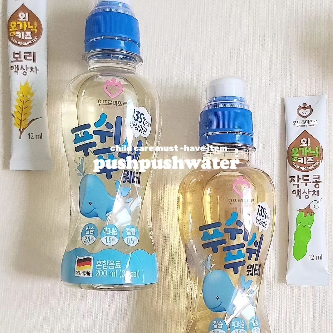 🕊 
 
𝙿𝚄𝚂𝙷 𝙿𝚄𝚂𝙷 𝚆𝙰𝚃𝙴𝚁 ☺︎
우리 아이 외출워터 #푸쉬푸쉬워터 𖤐

🥛

우리 아이들이 항상 마시는 물이니까
더욱 안전한지 꼼꼼히 따져보고 선택해야죠 💫

매번 끓여마시던 물을 이렇게 푸쉬푸쉬워터 하나로 
간편하게 챙겨줄 수 있어 너무 너무 신세계였거든요 〰️
그 뒤로 쭉 - 푸쉬푸쉬워터를 애정해왔답니다 🎼

푸쉬푸쉬워터는 외출 시에 무조건 챙겨가지고 다니는 
필수템 중 하나가 되어 일상 시에도 가득가득 쟁여둔다죠 !
* 파란색 캡 - 오프라인 / 빨간색 캡 - 온라인 제품

오키 보리 액상차와 작두콩 액상차와 함께라면
더욱 건강한 조합으로 수분충전도 가능하니 최고 ☝
외출할 때는 푸쉬푸쉬워터와 함께하세요 🌠

/

⊹ 푸쉬푸쉬워터 ( 𝟸𝟶𝟶𝚖𝚕 ) 
- 일명 고래물이라고 불리우는 푸쉬푸쉬워터는 
135도 이상 안심 멸균 워터 제품으로 , 
무균페트에만 사용 가능한 캡으로 되어있어 
투명 마개만 열면 바로 마실 수 있어요 ☝
( 🗣 국내 유일한 캡이라는 사실이 대단하죠 )

• 아기생수 푸쉬푸쉬워터 
- 칼슘6mg / 제주용암 해수 리퀴드 / 칼륨3mg 
- 마그네슘 2mg / 프락토 올리고당 분말 포함 

/ 푸쉬푸쉬워터 pushpushwater

#일상 #daily #푸쉬푸쉬워터 #아이외출워터 #셀피스타그램 #아기물 #좋아요반사 #아기생수 #reelstagram #babystagram #likeforlikes #먹팔 #fffff #먹스타그램 #babywater #물먹방 #외출스타그램 #오키보리 #오키작두 #babywater #끓인물
