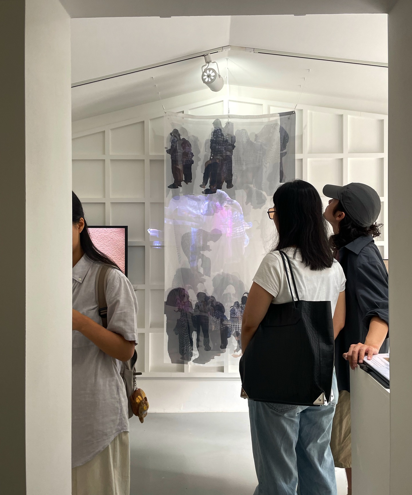 전시 첫날 완료! 엄마, 수윤이, 친구들, 전시장 대표님 등등 주변의 도움이 없었으면 작품이고 전시고 모두 불가능했을 거라는 걸 이번에 새삼 다시 깨달으며ㅠ 전시하는지 어떻게 알고 첫날부터 찾아와 주신 분들과 소중한 지인들 다 너무나 감사하다.. 앞으로 9/28까지 화팅해라 내 자신👹

/

2024 JUNSIJANG 전시지원 선정작가

<가벼운 집>

작가 | 이현지 eeejennyyy

전시 기간 | 2024년 09월 03일(화) ~ 09월 28일(토)
장소 | 아카이브스페이스 전시장 junsijang
서울시 마포구 성미산로 17길 68 (연남동)

이번 전시 「가벼운 집」은 집의 개념을 물리적 공간에서 심리적, 정서적 차원으로 확장하여 그 본질을 탐구한다. 전시는 가부장제 속 억압된 기억과 비정착 생활의 경험을 통해 집의 복합적 의미를 재조명한다. 집은 단순한 거주지가 아닌, 감정과 기억이 축적되는 상호작용의 중심으로서 재정의된다. 이를 통해 집은 안정감과 안식의 공간으로 재창조되며, 두 여성의 개인적 서사를 통해 그 의미를 깊이 성찰하게 한다. 전시는 관객에게 집의 본질에 대한 새로운 시각을 제공한다.

——————————————————

운영시간 오전11시 - 오후6시
월요일, 공휴일 휴관

Open / Closed
11:00am - 18:00pm
Closed on Mondays and Public Holidays

서울시 마포구 성미산로17길 68 (연남동)

※ 주차 공간이 없습니다. 대중교통을 이용해 주시기 바랍니다.
There is no parking space. Please use public transportation.

#junsijang #전시 #전시장