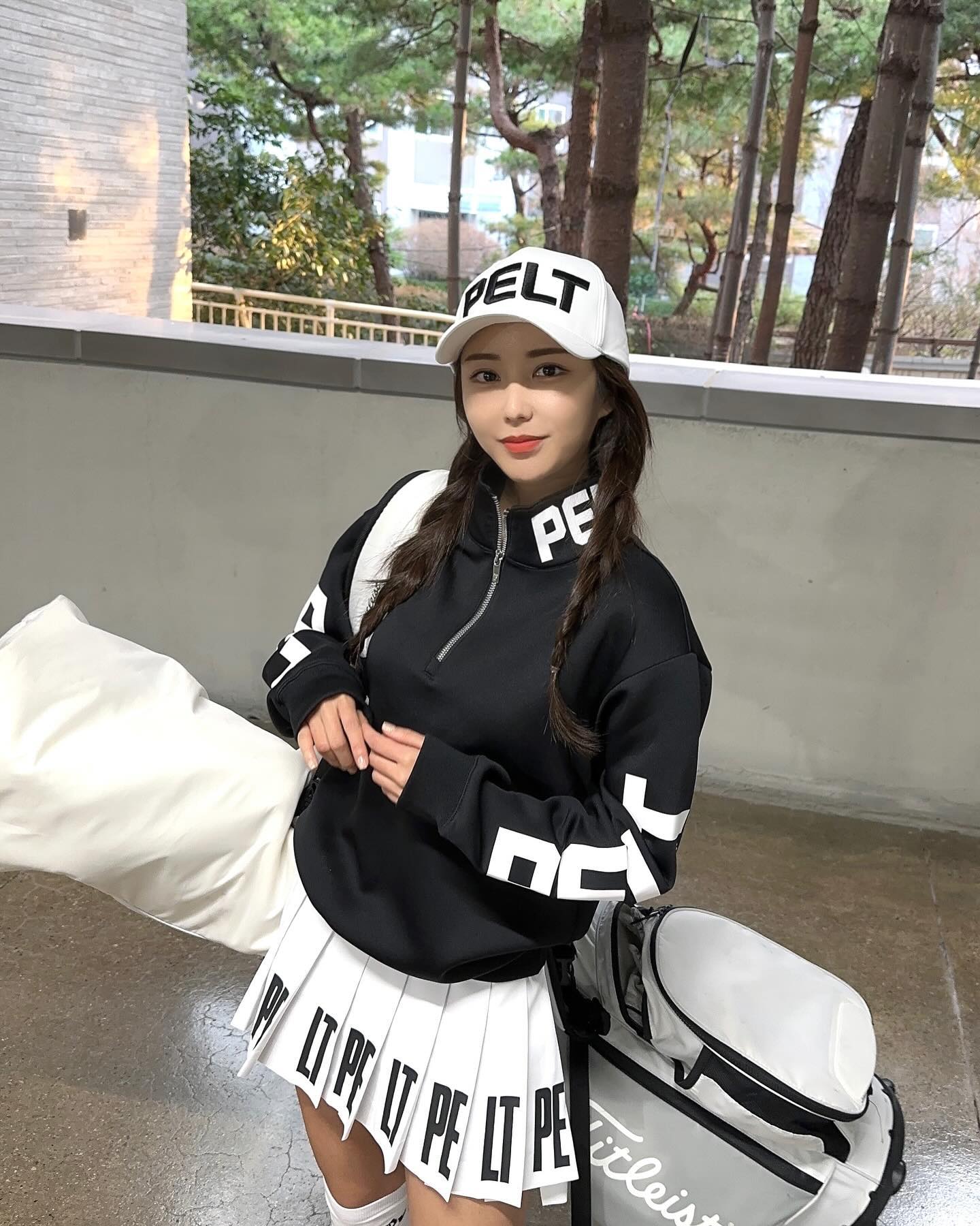 #광고 peltgolf
제가 늘 말하는거!
연습도 이쁜 옷 입고 하면 기분 좋고 잘된다구👧🏻

요번 펠트 이쁜데 편하기까지해서
최애 연습장 룩으로 찜🖤
봄되면 바로 입고 달려나가야지~

	
#펠트 #펠트골프 #PELT #PELT골프