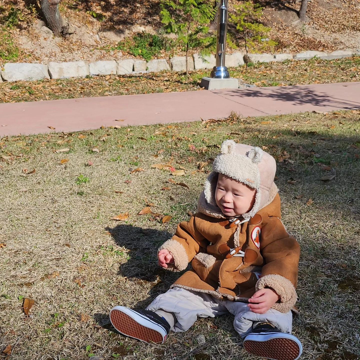옷이 무겁니
신발이 큰거니

신발이 다 아빠차에 있어서 집에 있는 큰 신발 신고 나갔는데 가는 곳 마다 벌러덩ㅋㅋㅋㅋ웃겼다