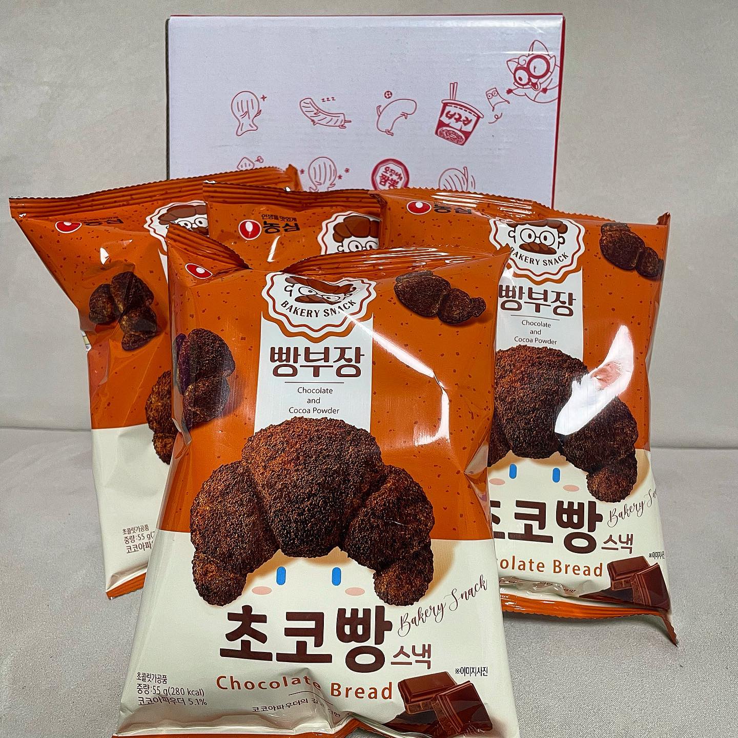 #협찬 #농심 #빵부장 #초코빵 

소금빵에 이은 초코빵 출시‼️

소금빵의 기존 버터맛과 향은 유지하되 초코가 더해져 초코 처돌이라면 너무나 좋아할만한 과자🍫🥐

너무나 귀여운 크로와상 모양으로 코코아 파우더가 듬뿍 묻어져있다.
옥수수콘밀 베이스과자라서 바삭바삭한 식감과 고소한 옥수수맛이 나는데 자극적으로 달지않은 게 매력적이었다. 

평소에 달달한 걸 별로 안 좋아해서 그런지 이렇게 은은하게 달달하니 기분좋게 당충전되는 맛이라 질리지않게 한 봉 클리어 가능했다‼️

📍가격
✔️초코빵 : 1,700원

#먹뽀N #농심 #과자 #빵부장 #스낵 #간식 #소금빵 #초코 #초코과자 #신상리뷰 #먹팔 #맞팔 #먹방 #먹스타그램 #💜