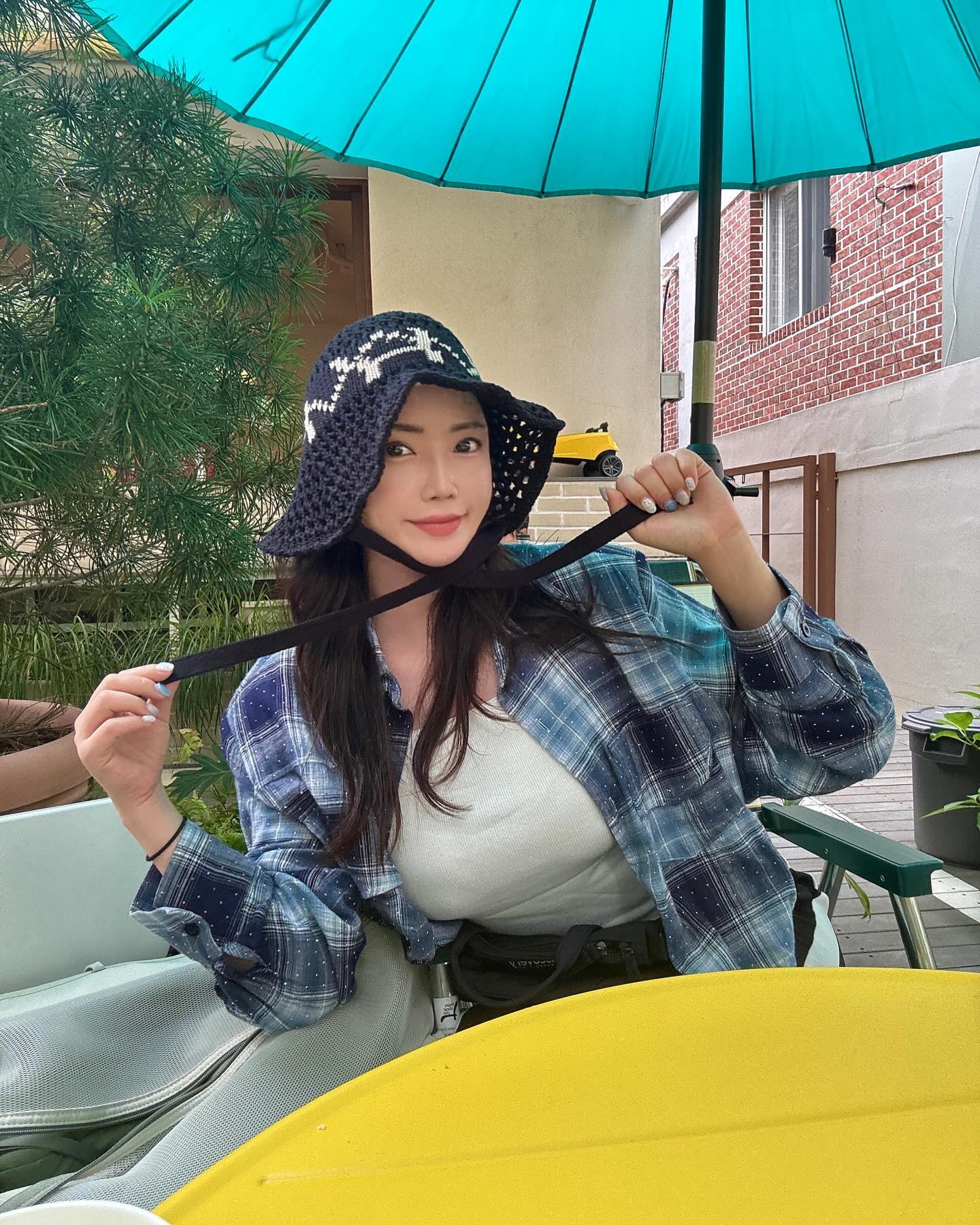 #협찬
varzar.official 

햇살 아래 시원한 감성 가득 이번 여름 바잘 버킷햇과 함께🖤
그물 패턴으로 가볍고 시원해서 마음에 쏙 들었어요
와이어로 창의 모양도 다양하게 연출가능한 버킷햇 최고

착용제품:VA 디지털 로고 펀칭 보닛햇 블랙

댕댕이모델 9am.za 

#바잘 #varzar #보닛햇 #바캉스룩#가로수길#카페#여름모자#데일리모자#패션코디