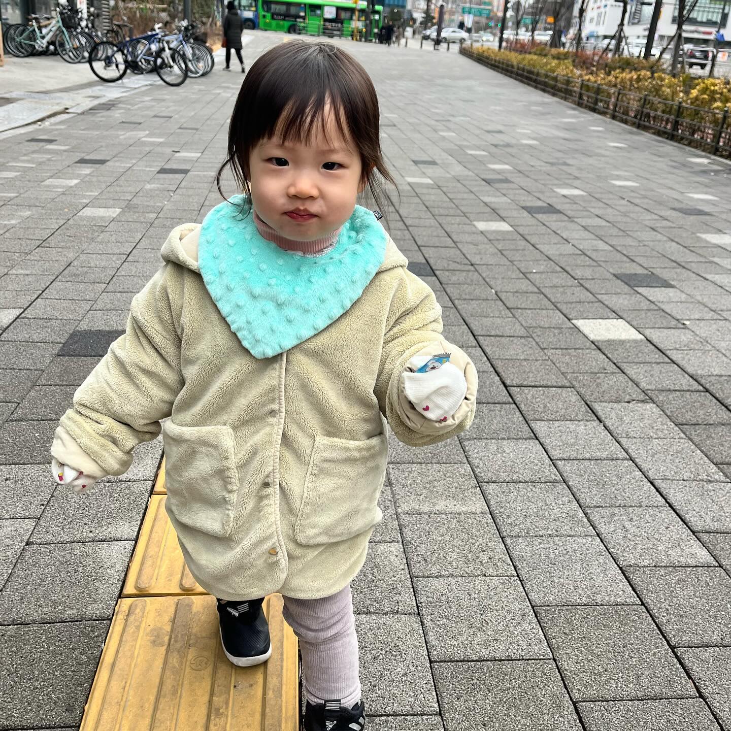 울 예쁜 딸 얼집 땡땡이치고
병원도가고 엄마랑 하루 쉬기💕
근데 너무 사랑스러워서 미치겠다능
일한다고 얼집을 너무 열심히 보내서
함께하는 평일이 엄청 소즁하네!!
요즘 그래도 말이 통하니 이런저런 이야기하면서
같이 걸어다니는 길의 한걸음한걸음이 행복하게느껴진다능
알랍유 딸❤️❤️
.
.
#아들맘 #딸맘 #애둘맘 #남매맘 #병원다녀오는길 #소확행 #일상의행복 #엄마와딸 #사랑해 #내딸랑구 #평일 #어린이집땡땡이 #욜로 #욜로맘 #욜로팸 #즐겨보자 #눈누난나 #행복한하루