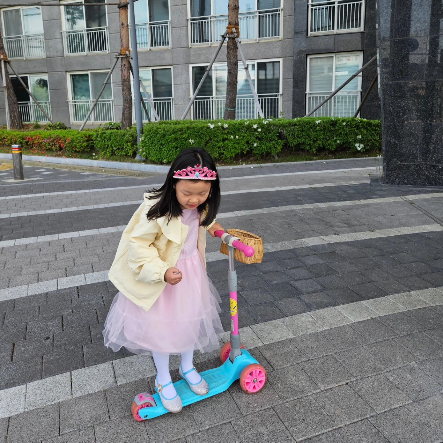 #등원그램

앞니가 둘다없는 귀염둥이
젤첨빠진게 아직도 소식이 없어서
조만간 치과 가봐야 할듯....

#휴휴 #로로희그램 #외모비수기ㅋㅋㅋㅋ
#일곱삽 #귀염둥이