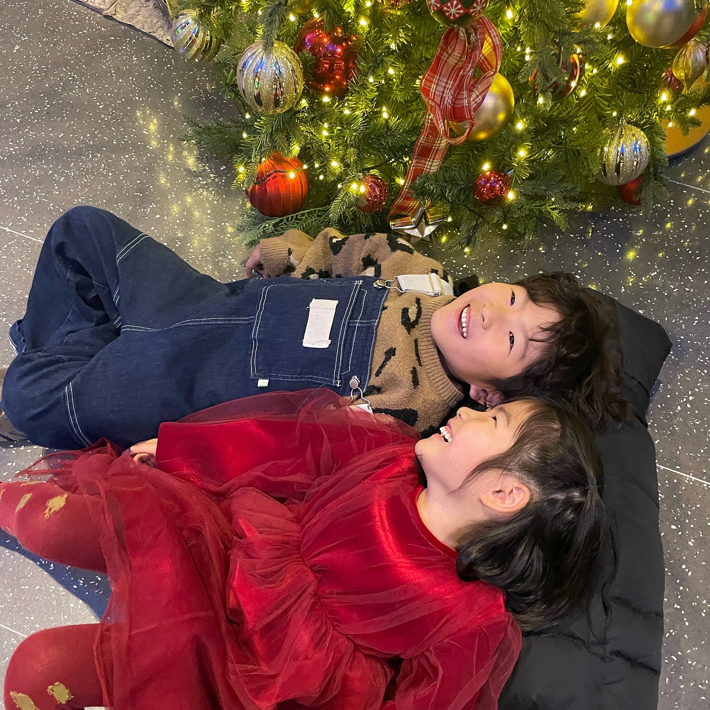 인스파이어가서 
고래본다고 바닥에 벌러덩 누운 
정후리랑 들레
#너희가 좋다면 나도 좋지 뭐
