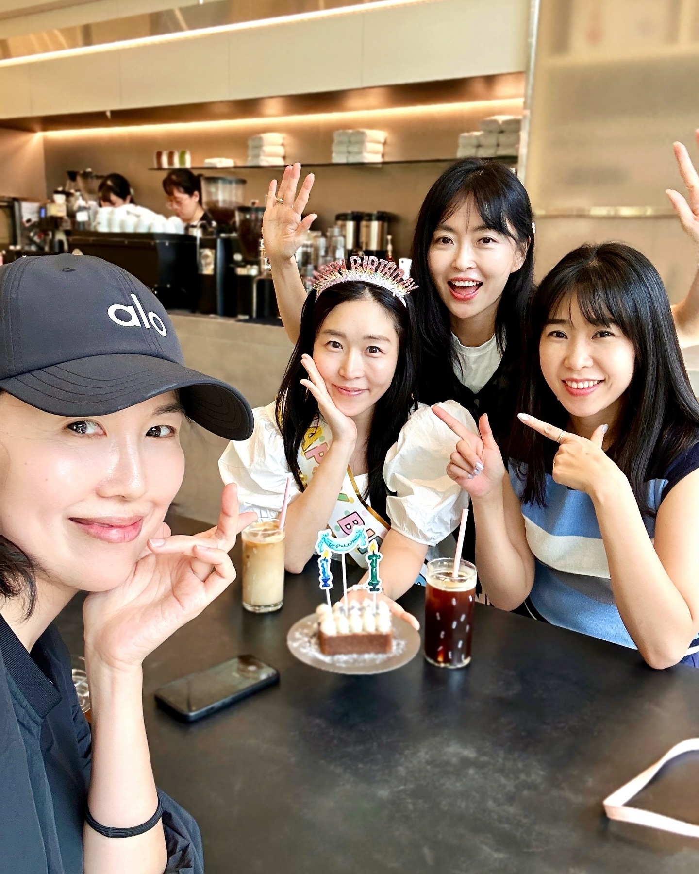 🎀#우주최고행복 #좋아기절할뻔생일날🎂
#처음부터끝까지다다다다취저
#서경이하고싶은거다해 해준 울언니들&주미는 사랑~🫶🏻

#투머치한거 #공주같은주인공 🙏🏻소원이었는데
지인에겐 수없이 해봤어도 
믿을 수 없게도 나는 처음~🥹

몇 주 전부터 말도없이 딱 내 소울푸드 맛집 예약해준 유진언니 진짜 감동해서 나 울뻔ㅠㅠ
악세사리 선물을 젤 좋아라하고, 꽃을 정말정말 좋아하는데
좋아하는 거로만 완벽하게 가득 채운 센스들,,🥹🥹

+ 아, 거기에 📸사진 많이 찍어주는 거 완전 좋아하는데
끝까지 웃으면서 그걸 다 받아주고 잘 찍어주는(사람은 언니가 처음) 수현언니 내가 얼마나 좋아하는지 알져?🙈 그거 늘 우리 주미 몫이었는데 이 날은 사진말고 작업하느라 고개도 못 들고🤣🤣 고생했어ㅋㅋ ㅋㅋㅋㅋㅋ

#평생못잊을생파
#정말고맙고
#정말사랑합니다🙆🏻‍♀️ 

#내사랑😘 ailee06 good.sh.c jm6248 
#루루_생일