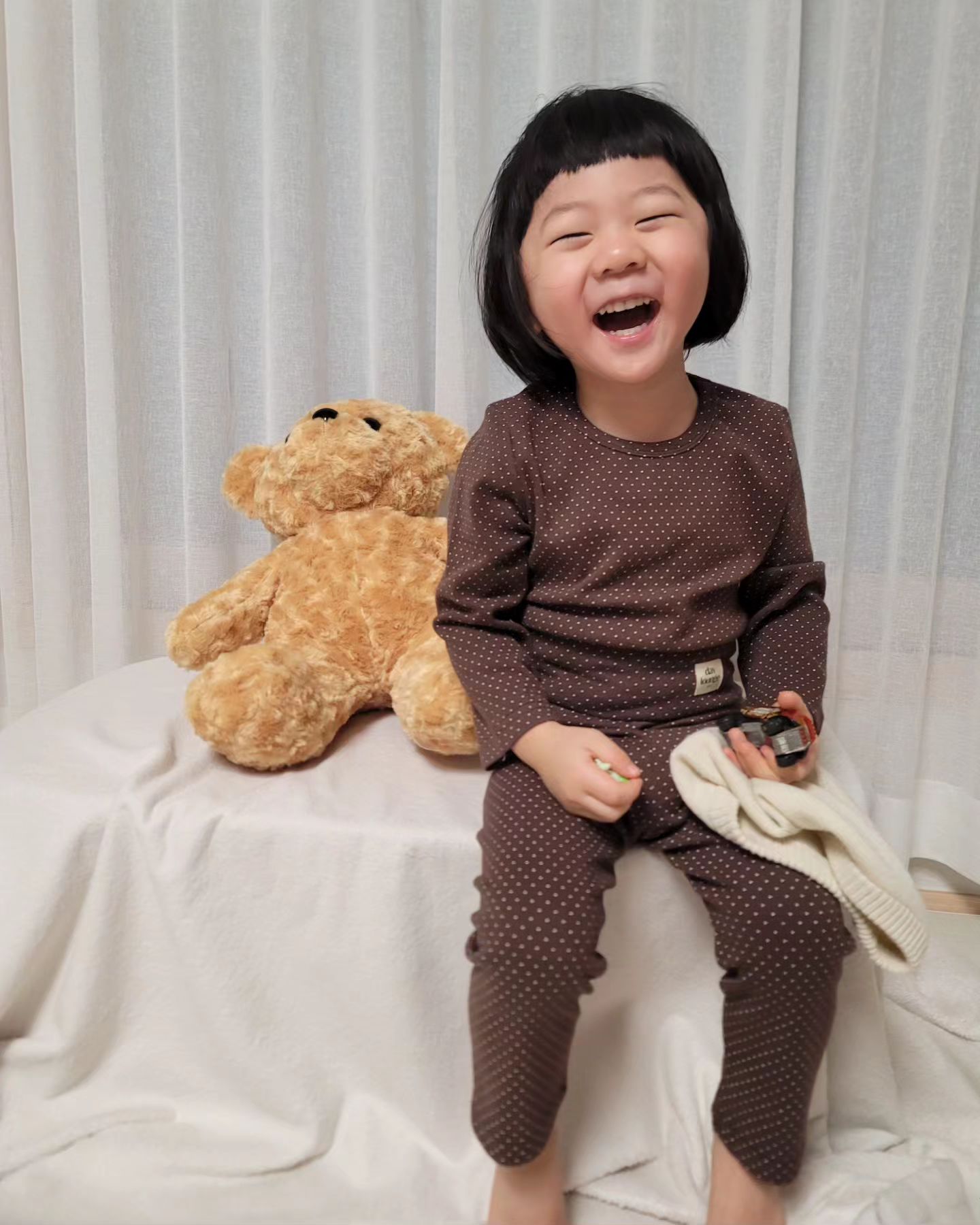 #협찬 ➰️ 데이라운지 유아실내복 

귀염둥이 슈니를 위한 데이라운지 돗돗상하세트🧡
면 스판 소재라 쭉쭉 잘 늘어나서
입고 벗기 편하고 핏도 넘나 예쁨!

피부 예민한 슈니인데
데이라운지 실내복 소재가 부들부들하고
왠만한 브랜드보다 더 좋은듯!

고급진 브라운 컬러로 골랐더니 
슈니의 멋진 미모가 더욱 빛난다 :)

배까지 덮어주니 배앓이 방지도 되고
허리밴드가 너무 조이지 않아서 편안함!
세탁 후에도 줄지않아 다행💛

퀄리티좋고 가격도 착하니 색깔별로 쟁여야할듯 !!

오늘도 예쁜 우리 슈니 's
데이라운지 돗돗상하세트 

#실내복#상하세트#유아동실내복#쌍둥이룩#둥이패션#아동패션
#내복#데이라운지#돗돗상하세트#브라운#감성실내복
daylounge_homewear