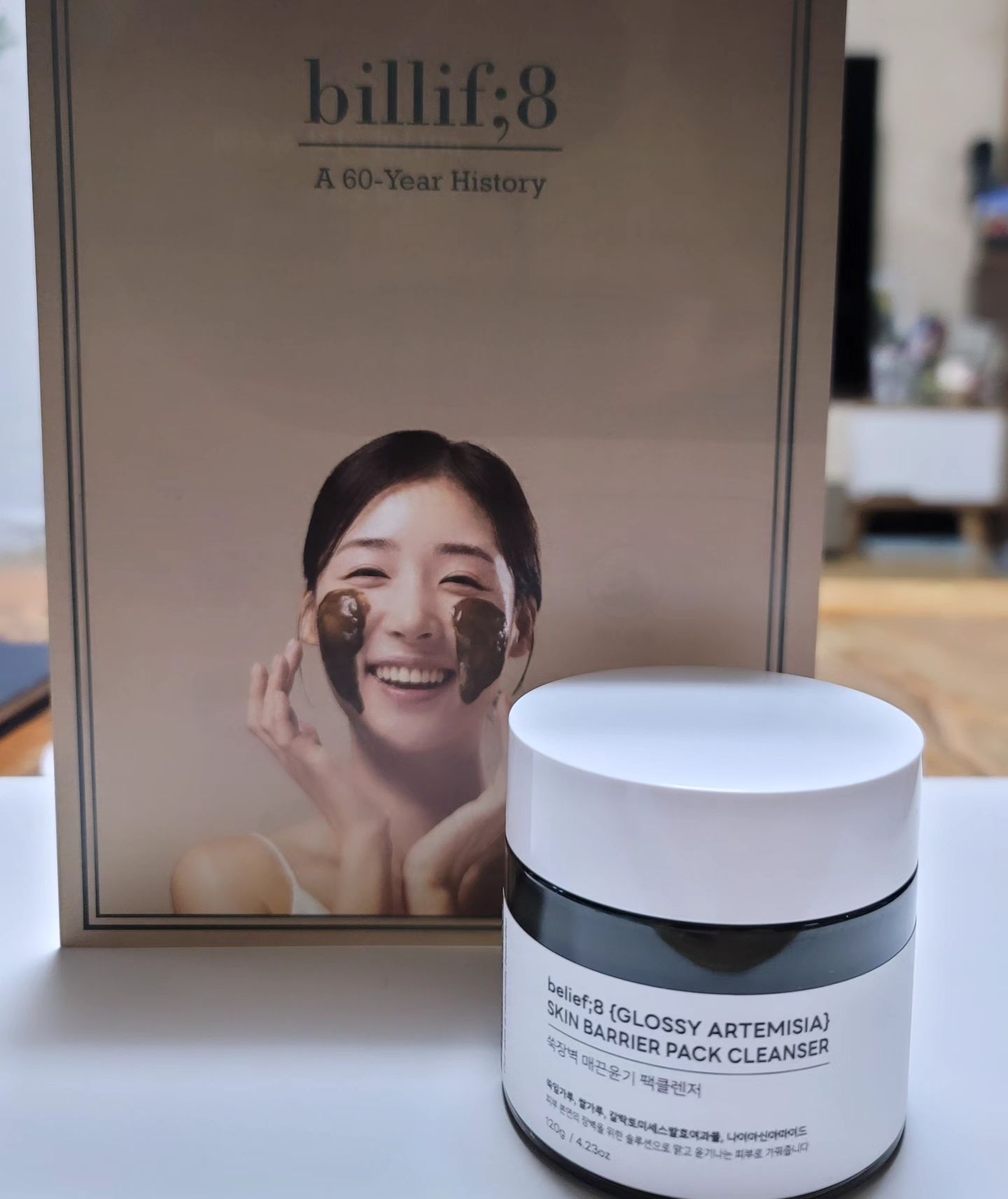 헨튼코리아 - 와디즈 검색! 

쑥 장벽 매끈 윤기 팩클렌저🌿

쑥으로 유명한 경북 영천 인진쑥 + 미백에 좋은 정종이 만나 자극없이 1단계로 바로 클렌징 되는 쑥 클렌저 😍

향도 쑥향 그대로 나고 너무 꾸덕하지도 않아서 떠서 쓰기도 너무 좋아요 😆 

얼굴에 올리기 전엔 꾸덕한데 피부 열로 녹으면 몽글몽글 해지면서 문지르면 거품이 나는 약산성 쑥 클렌저에요 ❤️

민감성에 지성이라 항상 이중세안을 했는데 향도 좋고 바로 화장을 지울 수 있어서 정말 순하고 세안력 좋아요 😘

🌿 현재 펀딩 진행 중은 아니지만 마음에 들어서 다음 펀딩 때 줄서볼려구요 ❤️