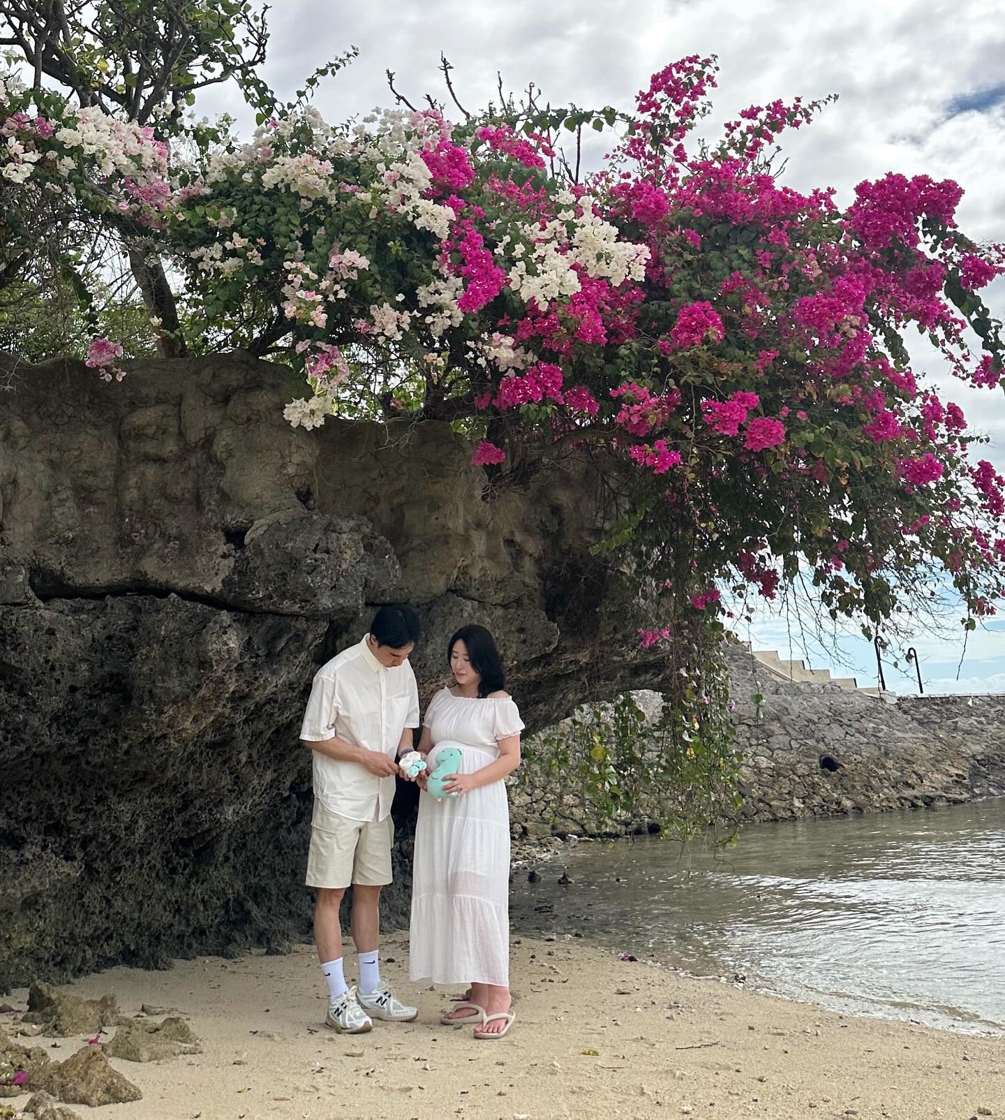 🌺예쁜 포토스팟이 많았던 숙소🌺

숙소예약하며 어차피 액티비티도 못즐기는데
여기서 만삭사진이라도 많이 남기자싶어
짐챙길때 선물받은 별콩이 용품을 챙겼어요🤍

수영장 뷰도 이쁘지만 해변에도 이렇게
예쁜 포토스팟이 숨어있더라구요🤍
덕분에 이런거 싫어하는 남편은
메말라 갓지만 태교여행 하고싶은거
다한 나는 기분이 느므 조커등요😋

#태교여행#세부태교여행#세부여행
#플랜테이션 #플랜테이션베이 
#plantation #plantationbay