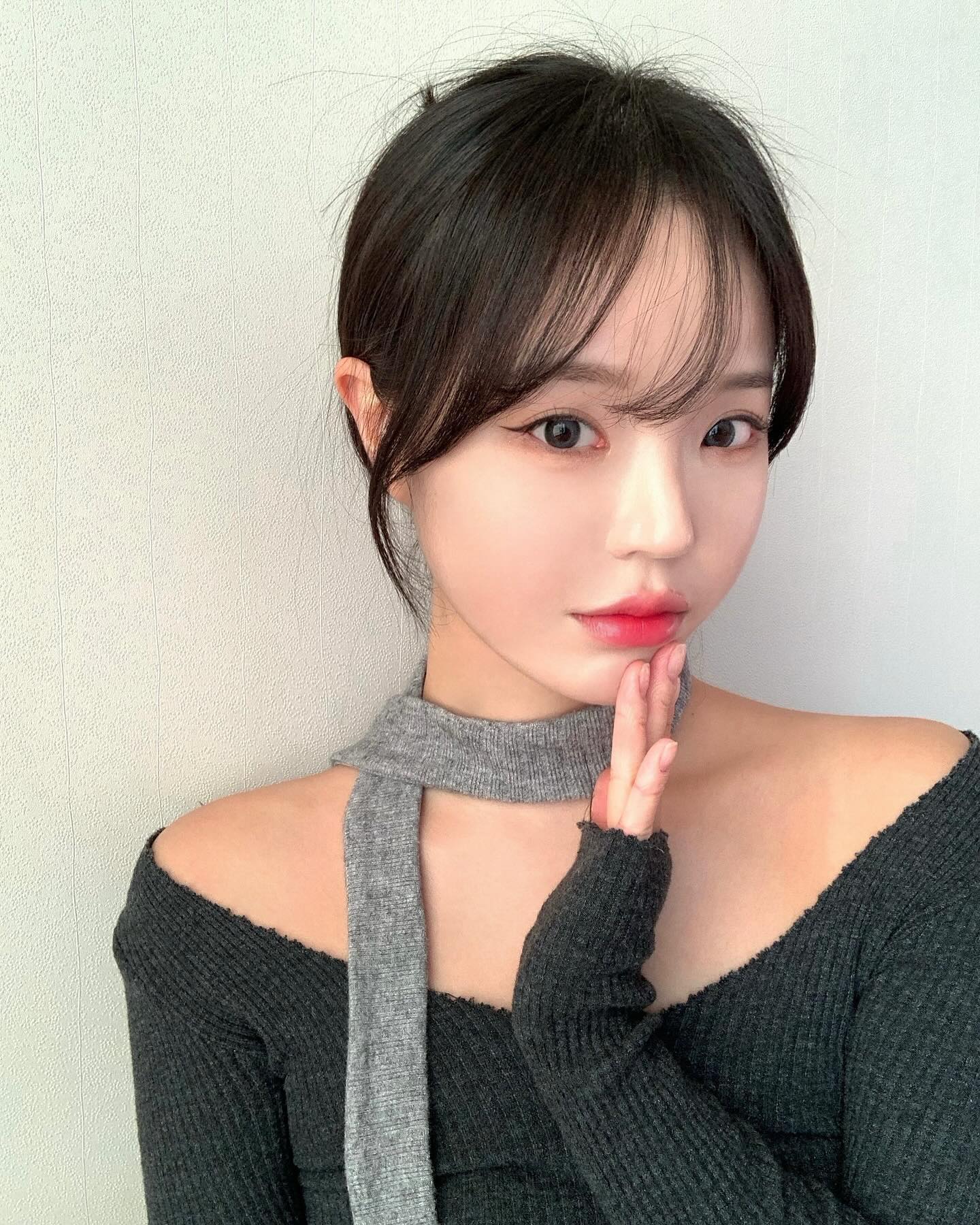 #광고 lens_town_official 
꼈을때 더욱 빛나는 나의 new 렌즈.
쓰리톤 컬러조합으로 오묘한 분위기, 자연스러운 톤업에 1년까지 착용 가능한 하이드로겔 렌즈. 렌즈타운의 ❛ 팜3컬러 ❜ 
저는 그레이 색상 착용🩶

#팜3컬러 #쓰리톤렌즈 #초코렌즈 #그레이렌즈 #올리브렌즈 #렌즈타운 #렌즈리뷰 #컬러렌즈 #자연스러운렌즈 #렌즈추천 #데일리렌즈 #lesnstown #가을렌즈 #가을메이크업 #인생렌즈 #실리콘렌즈