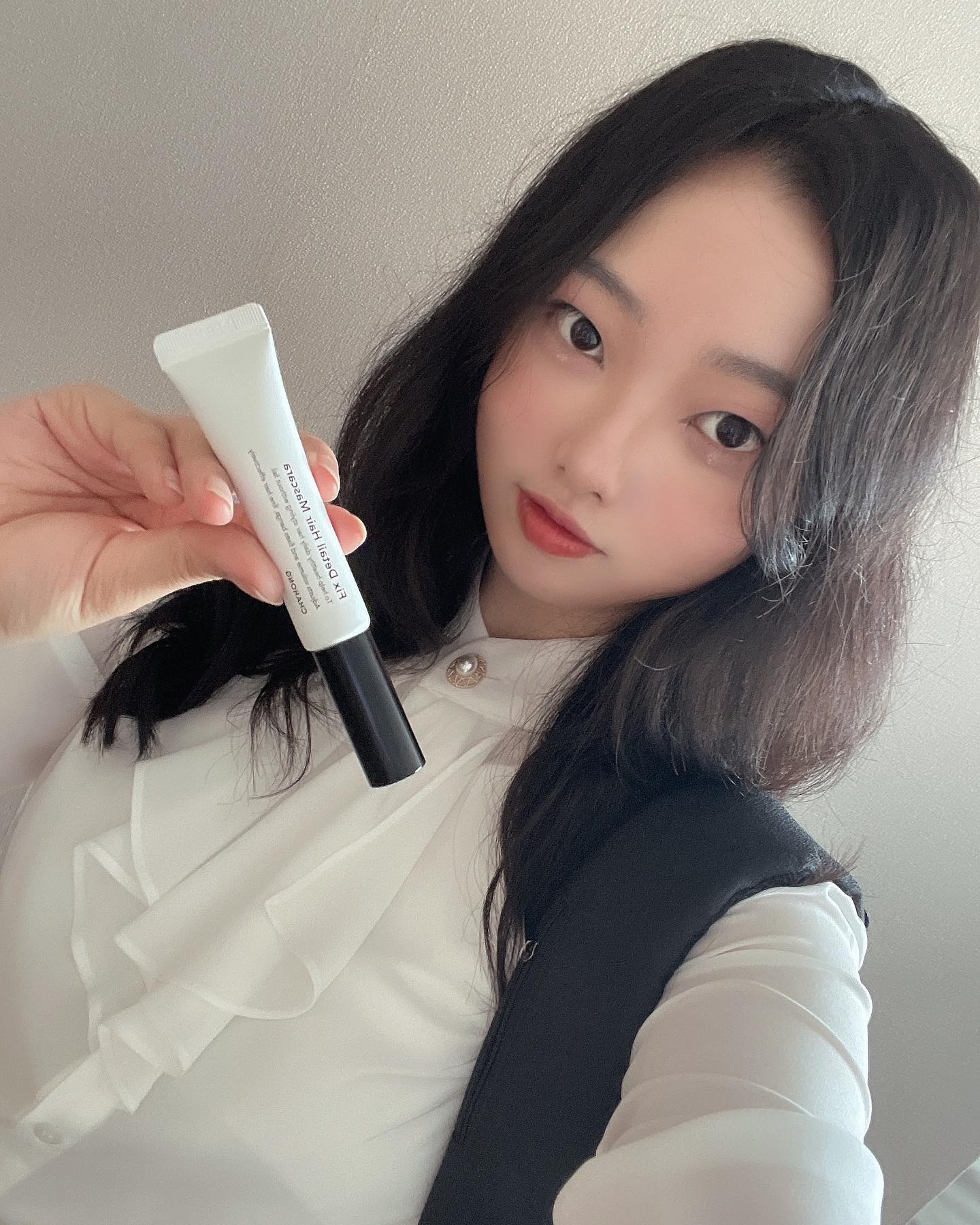 #협찬 #차홍 #차홍헤어마스카라 

잔머리 조금 삐져나와있으면 뽑아야하고 에센스 꾸덕꾸덕 발라야하고…
늘 빗 가지고 다니면서 귀찮게 케어했는데 이번 차홍 마스카라 써보고선 하루도 빠짐없이 사용하고 있어요😇💕🫶

진짜 꿀템… 마스카라처럼 생겨선 기름기 없이 짝짝 잘 붙여주더라구요🤤
현재 공식몰에서 1+1 행사까지 해서 미리 쟁겨둘까 싶을 정두🥹♥️

떡짐도 방지해주고 하루종일 셋팅력까지 보장해주니 요즘 사진찍을 일 많은데 넘 다행인 거 잇죠✅ 잔머리 삐죽빼죽 걱정이신 분들은 한 번씩 써보셔요☺️

사이트 ❣️
https://chahong.com/product/detail.html?product_no=327&cate_no=244&display_group=1 

#잔머리마스카라 #차홍신제품 #아이돌잔머리커버 #피부저자극 #두피저자극 #잔머리케어 #3초셋팅 #24시간지속력