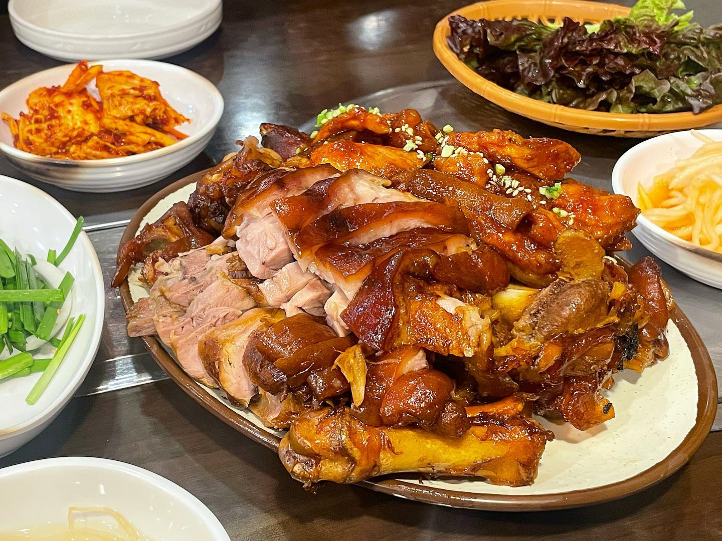 #강남맛집 #족발맛집 #뽕족 

회사원들은 다 알G‼️

#매족 하면 생각나는 맛집이에용
저는 오리지널 + 양념족발 시켰어요. 사실 거의 다 이렇게 많이 주문하세요. 왜냐묘는 둘 다 포기 할 수 없기에…🤗

밑반찬도 다 마싯어서 리필 무조건 했구요. 양도 푸짐한 편이에요. 일단 살코기와 그 비계가 딱 알맞다고 해야할까요….? 양념은 많이 매울정도는 아니고 알싸하게 매울정도였는데 #맵찔이 에겐 그래도 매운정도? 일 듯해요!

족발은 한방이 그윽하게 나는 맛!
부담스럽지도 않고 진짜 누구나 킹정하는 맛이랍니다!
주먹밥도 시켰는뎅 그냥 밍밍하지 않고 재료 아낌없이 때려박은 그 느낌 아시죠.. 이곳은 주먹밥 맛집인가효..?🍚

제가 방문한 곳은 웨이팅 하지 않고 식사할 수 있는 구로디지털역 뽕나무쟁이였어요.(뽕족 직영점)
사실 강남쪽도 가보고 싶었지만 대기표에 웨이팅이 살짝 두려워 안전빵(?)으로 여기에서 두번정도 방문했는데, 직원분이 강남에서 일하셨지만 본인은 여기가 더 맛있다고…😋힣 근데 아쉽게도 3월 말까지 운영하고 이제 볼 수 없다고 하네요 ㅠㅠ이제 강남쪽으로 가야 할 수 밖에….😭
(그래서 주소는 본점으로 넣었습니다!)

우리가 누굽니꺼 맛도리 있는곳 전국구라도 찾아가야죠~!❤️

📍 서울 강남구 역삼로65길 31 
⏰ 12:00pm~22:30pm 
 14:00~16:00 브레이크 타임
⭐️ 4.7(5) 재방문 의사 ⭕️

#메이_강남맛집

#강남술집 #선릉맛집 #회식장소추천 #직장인맛집 #서울맛집 #양념족발 #족발 #맛집 #먹스타그램 #먹스타 #먹팔환영