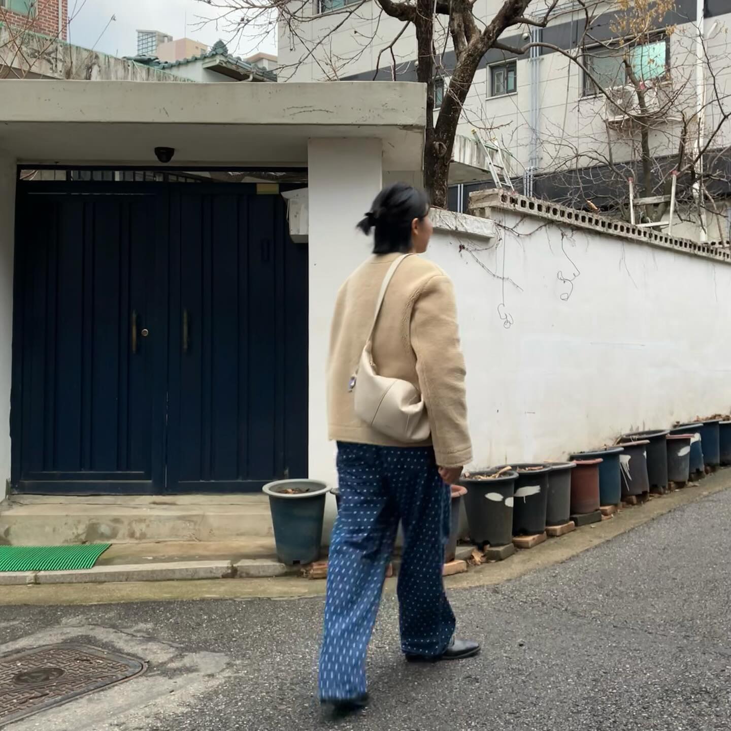 효자바지

땡땡이 바지와 관계가 소원해진 것 같아 입어보았습니다. 최애바지지만 센 아이템이다 보니 다리가 자주 가진 않습니다(?). 생각해보니 2023 가장 많이 입은 저의 효자바지는 화이트와 블랙데님이네요. 블랙데님은 빅재미는 없지만 언제 입어도 묵묵히 다른 아이템들을 받쳐주니깐요. 여러분들의 효자바지도 궁금하네요.

#데님코디 #땡땡이 #양털자켓 #여자겨울코디 #노카라자켓 #여자오오티디 .