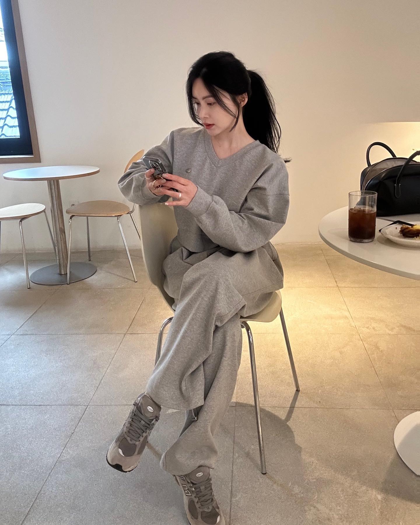 편하고 이쁜게 채고,,🖤u🖤

•코스 브이넥 크롭mtm: 그레이,백멜란지,블랙
•코스 핀턱 와이드 트레이닝pt : 그레이,백멜란지,블랙