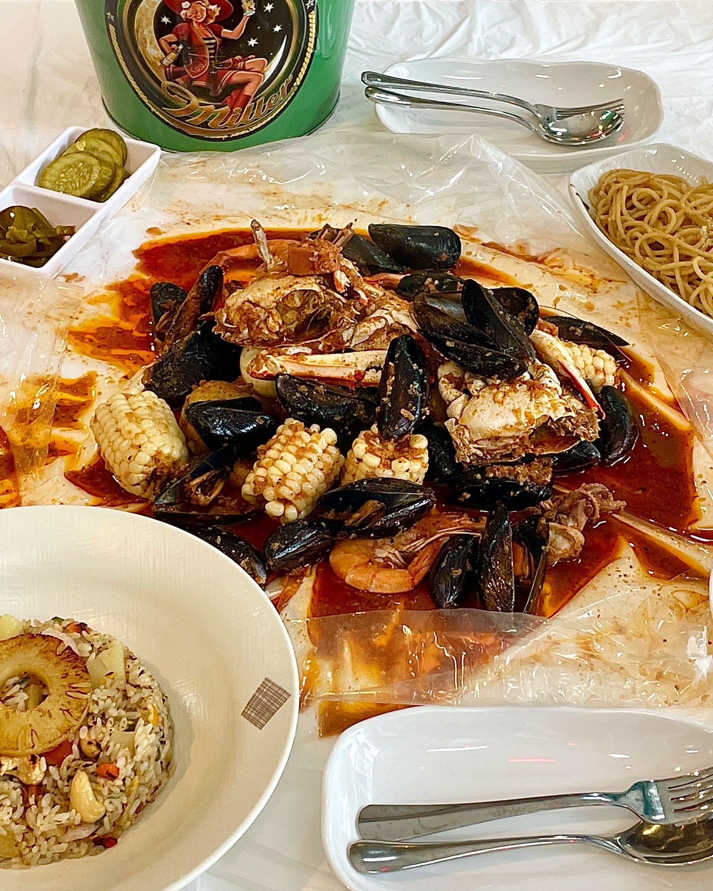 #장항동맛집 #더로코크랩
_
미국식 봉지해물찜을 먹을 수 있는 곳!
케이준해물찜+마늘빵+마늘파스타
+파인애플볶음밥 세트로 먹어봤는데
해물찜은 매운맛 선택이 가능하고
신라면정도 매운맛으로 먹으니
딱 맛있게 매콤하고 소스가 넘 맛있고❤️‍🔥
게살이 특히 맛있었어요!🦀
소스에 마늘파스타도 비벼먹고
파인애플 볶음밥이랑 같이 먹으면
완전 꿀맛 조합이에요-😋