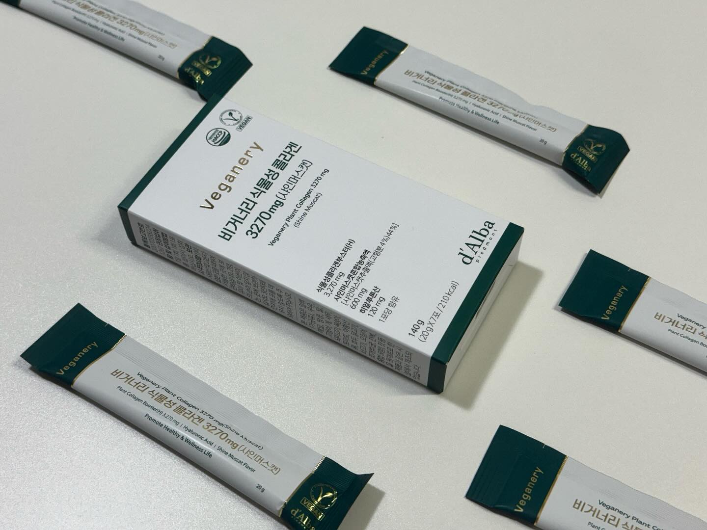 비거너리 먹는콜라겐부스터젤리가
올리브영에 입점 되었다고 해요!

까다로운 기준의 높은 제품력을 가진
프리미엄 비건 뷰티 브랜드 달바의 
뷰티&헬스케어 브랜드 비거너리의 콜라겐부스터젤리는 
올리브영 입점과 동시에 상위 랭킹 할 정도로
많은 분들께 관심과 사랑을 받고 있는 제품인데요~

슬림 한 스틱 포 타입이라 파우치나 가방에도 넣어 
다니기 좋고 이지 컷으로 언제 어디서든
간편하게 톡 뜯어서 먹을 수 있답니다.

까다로운 이탈리아 브이라벨 비건 인증을 받은
100% 비건 콜라겐 부스터로 3,270mg 고함량 함유에
흡수력을 높인 평균 500 달톤 이하의
저분자 콜라겐 부스터가 함유되었다고 해요!

샤인머스캣의 상큼 달달한 맛이라 호불호 가 없어서
누구든 맛있게 먹을 수 있어서 좋았고
콜라겐 부스터 뿐 아니라 히알루론산 120mg 함유로
피부 보습은 물론 비타민 5종(비타민B1, B12, C, D, E)까지
챙길 수 있어서 더 좋았던 것 같아요.
*원료적 특성에 한함, 본 제품은 일반식품입니다.

비거너리 제품 구매 후 개인 SNS에
필수 해시태그와 함께 사용후기를 올리면
100% 선물을 증정하는 이벤트도
매달 진행하고 있으니 참여하고 선물 받아 보셨으면 좋겠어요!
비건 콜라겐 부스터 젤리는 올리브영 단독 패키지로 만나볼 수 있고
2월1일부터 2월 29일까지 콜라겐 부스터 젤리를
7개 가격으로 9개를 만나볼 수 있으니
이용해보시면 좋을 것 같아요!
.
.
#비거너리 #비거너리콜라겐부스터 #비거너리콜라겐부스터젤리 #콜라겐부스터젤리 #먹는콜라겐부스터 #올리브영추천템 #올리브영콜라겐부스터젤리 #올리브영간식 #모델관리템 #올리브영간식추천