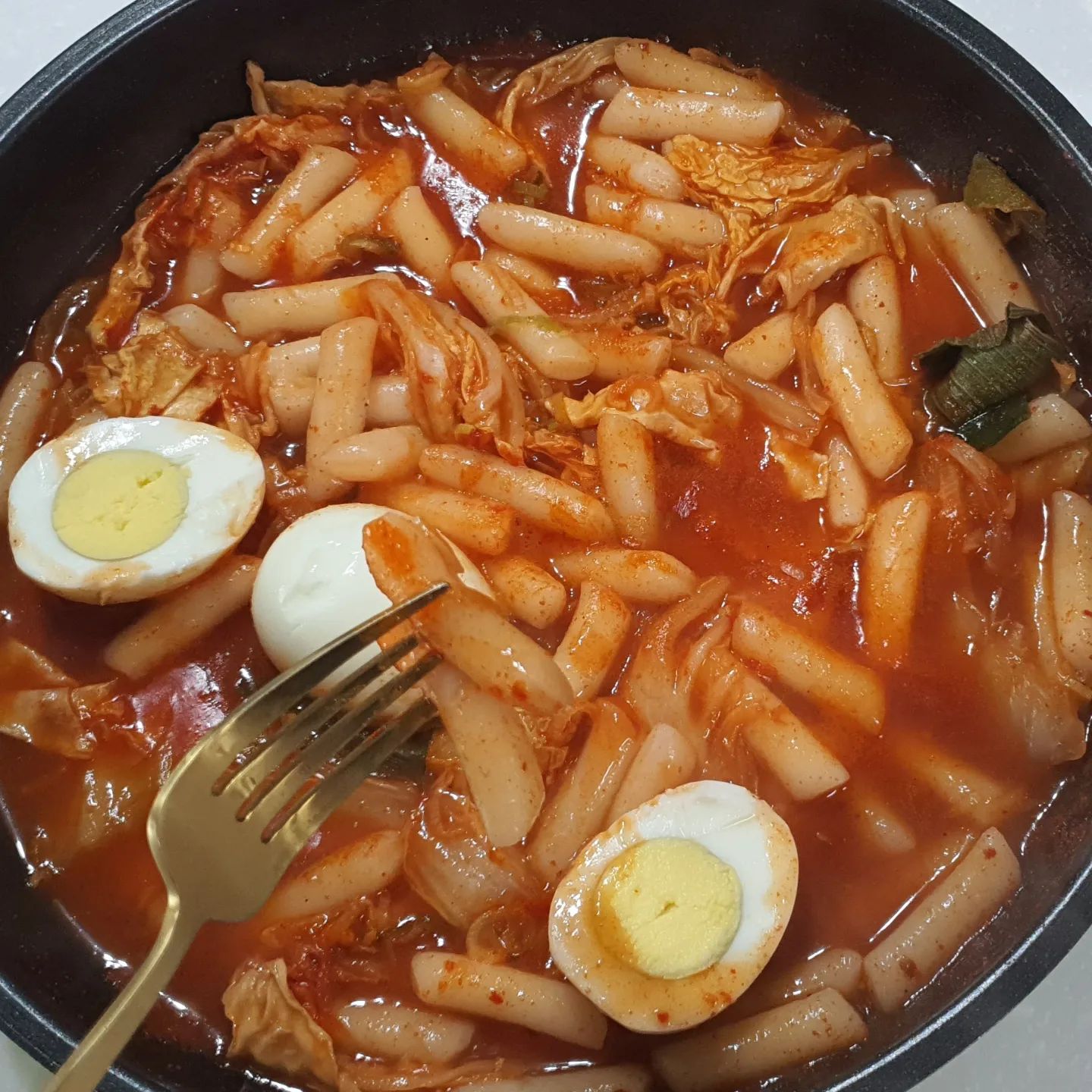 #협찬 한국인의떡볶이 

한국인의 떡볶이 이름답게 한국인이라면 누구나 좋아할만한 호불호 없는 맛이에요.
떡볶이를 집에서도 간편하고 맛있게 6분이면 먹을 수 있어요.
실온보관이라서 보관하기도 좋고 식감이 좋은 쌀떡이라 더 맛있어요.
살짝 매콤달콤한 것이 매운 맛 강하면 못 먹는 저에게 딱 맞아요.
2인분 포장이라서 둘이서 먹기 딱 좋아요.
오늘 점심은 #한국인의떡볶이로 해결했습니다.

조리방법은 난이도 하로 아주 쉬워요.
떡볶이 떡을 흐르는 물에 씻고나서 
후라이팬에 물에 360ml와 떡볶이소스,채소믹스를 함께 넣고 센 불로 끓여주세요.
소스가 끓기 시작하면 떡볶이 떡을 넣고 저어주면서 6분간 끓여주세요.
한국인의 떡볶이에 저는 계란을 추가해서 조리해서 먹었어요. 
다음에는 어묵 넣어서 먹으려고요.

https://smartstore.naver.com/mlocalfood (바로cook메인)

# 바로COOK #우리들녁식품 #한국인의떡볶이 #국내산100% #쌀떡 #간편조리 #국내