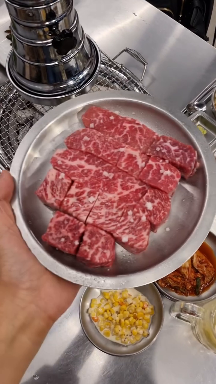 비주얼만 봐도  고기 때깔  마블링에 게임 끝!!
고소한 육즙 팡퐝~

한입에 쏙쏙 진짜 맛있음
특히막장서 직접 담근 파김치랑 먹으면
극락임 

생각만해도 또 먹고 싶돠~~♡

소갈비도 맛있음 😋 
식사로 된장찌개 강추♡
한국사람은 된찌에 밥 먹어야  식사한거쥬👍 

✔️#우대포 위례본점 
서울특별시 송파구 위례광장로 120 155호 
0507-1370-8151
영업시간 16시 30분~ 22시 30분 
라스트오더 21시 40분 

#위례고기맛집
#위례회식장소 #위례가볼만한곶 
 #꽁지맛집