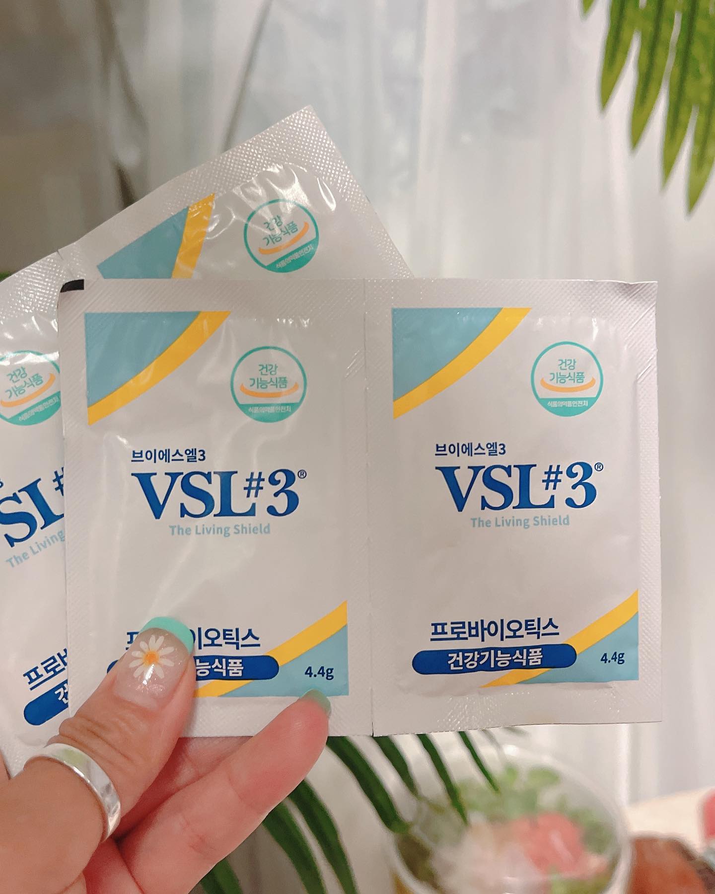 #협찬 #유산균추천 #vsl3 

어디선가 #유산균 이 왔습니다. 심지어 아이스박스 택배.
검색하니 가격도 비쌉니다. 난 집에 2년 치 유산균이 있는데
어째서 이렇게 비싸고 신박한 유산균이 배달된 것인가.
난 주문한 일이 없는데? 벌써부터 기억을 잃고 있는가!

알고 보니 나도 모르게 좋은 유산균이다 싶어
일단 이벤트 후기에 참여한 뒤 완벽하게 잊었음.

그렇게 엄선된 8종의 생유산균과 비피더스균으로 만들어진
보장균수 4,500억 고함량 유산균을 맞이합니다.

4,500억이 내 자산이었으면 좋겠다. 내 텅장은 불가하지만
내 장은 4천 500억 자산 유산균 증축 가능하지. ㅠㅠ
#내마음 과 #내장 은 갑부 가능😆😆🤣

유당 Free, 글루텐 Free & GMO Free 예민한 내 장 안심해..

이탈리아산 생균으로 가격대는 있지만 백화점 납품 상품이니 만큼
안심하고 찾기 좋은 VSL 프로바이오틱스 장유산균

예민한 내 장 잘 부탁해요. 살짝 취해서 작성하는 피드👀
정말이지 vsl3 이니까 참여했지 일반 유산균이면 패스 했음.

vsl3_official

#현대백화점 #백화점유산균 #장건강 #장건강관리 
#건강관리 #장관리 #lactobacillus