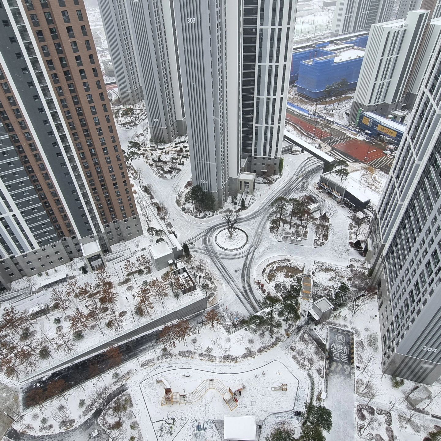 2023.12.16
눈이 하루종일 내리던날🌨
율이와 눈사람을 만들고⛄️ 
눈오리도 엄청 만들었다😆