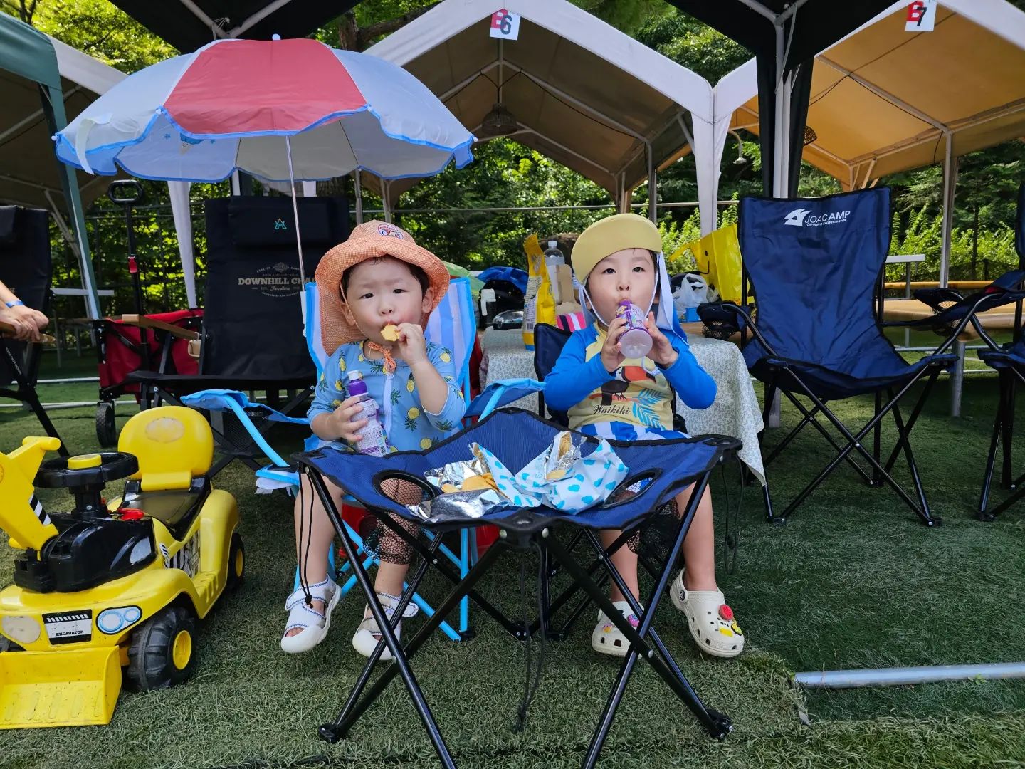 .
은우방학 막바지 물노리
뽀로로 한병 잡숫고
물노리에 버블파티 신나게 즐겨주시고
미꾸라지 잡다가 한바탕 빠지고도
마냥 신났던 청도 군불로 여행
.
#청도군불로 #캠프닉⛺️ 
#물놀이에 #삼겹살무제한에
#물고기잡이에 #버블이벤트에
#깡통열차에 #찜질방사우나까지
#이모든걸 #다 #즐겨주시는
#인생33개월차아기 #은우👶🏻