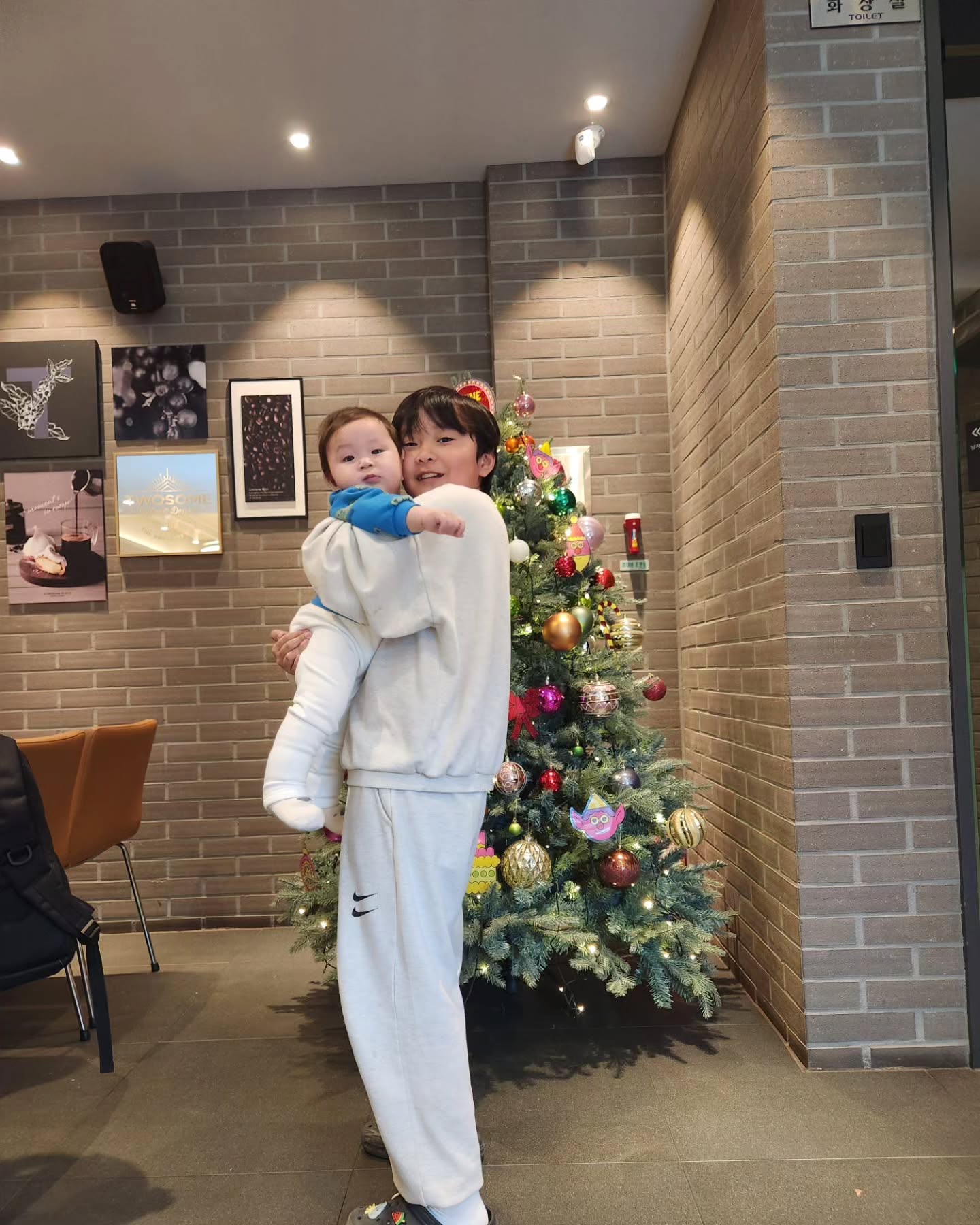 #내행복 #엘형제
오늘 이엘이의 요청으로 카페데이트💕
모두 트리 장식 하셨나요?
저희도 아직 안했는데 주엘이와 보내는 첫 크리스마스라 기대돼요^^
주엘이가 트리보고 너무 좋아해서 이번엔 더 큰 트리를 해볼까 생각해요😉
집에 와서도 기분 좋은 주엘이는 꺄르륵까르륵😁😁😁
혼자 침대잡고 일어나서 신났는지 댄스타임~
엄마랑 기저귀 갈면서 웃느라 바쁘고ㅋㅋ
잘 웃고 잘 울고 화도 내고 10개월 아가가 온가족은 들었다놨다 한답니다🤪🤪🤪
이렇게 행복한 주엘이는 형아의 영향이 큰것 같아요^^
이엘이는 저희 부부에게 8년 동안 온전히 사랑을 받았지만 주엘이 둘째라 혼자 사랑 받는 날은 없어서 내심 걱정했는데....
주엘이는 엄마,아빠,형아 한테 사랑 가득 받고 자라고 있어요👍👍👍
이엘이는 저희가 해준 행복했던것들을 기억하고 주엘이에게 표현해주고 말해주고~
아빠처럼 등하교 전후에 잠깐이라도 놀아주고 가요^^
어떻게 이렇게 귀하고 소중한 아이들을 제게 보내주셨는지 감사가 넘치는 마음이에요.
#20241120 #주엘300일 #이엘그램 #주엘그램 #엘형제 #엘둥이 #내사랑 #내행복 #내아들 #아들맘 #투썸플레이스 #아비노베이비