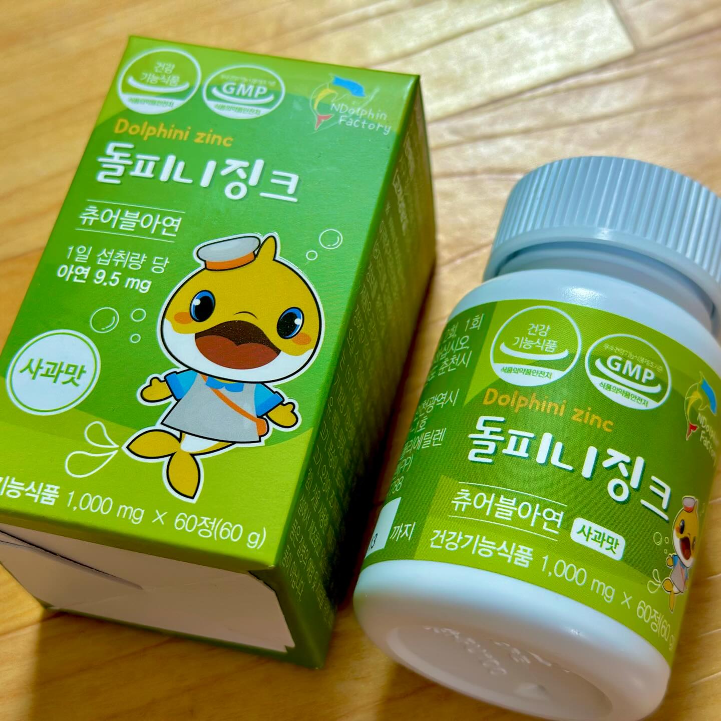 #협찬#어린이아연#맛있는아연#키즈아연#유아아연#잘먹는아연#돌피니아연#면역츄어블#아연
맛있게 먹을수있는 사과맛 아연츄어블 우리아이 면역력을 위해 쉽게 먹을수있는 츄어블 아연단일제품.체내에서 흡수가 용이한 프리미엄 글루콘산아연 원료를 사용.

새콤달콤 사과맛 하루 2알.츄어블타입으로 간편하게 씹어서 섭취할 수 있음.아연 필요량이 늘어나는 성장기 어린이와 청소년,
정상적인 면역기능이 필요한 성장기 어린이,불규칙한 식습관으로 고른 영양섭취가 필요한 어린이,쉽게 지치고 활력이 없는 어린이에게 추천.