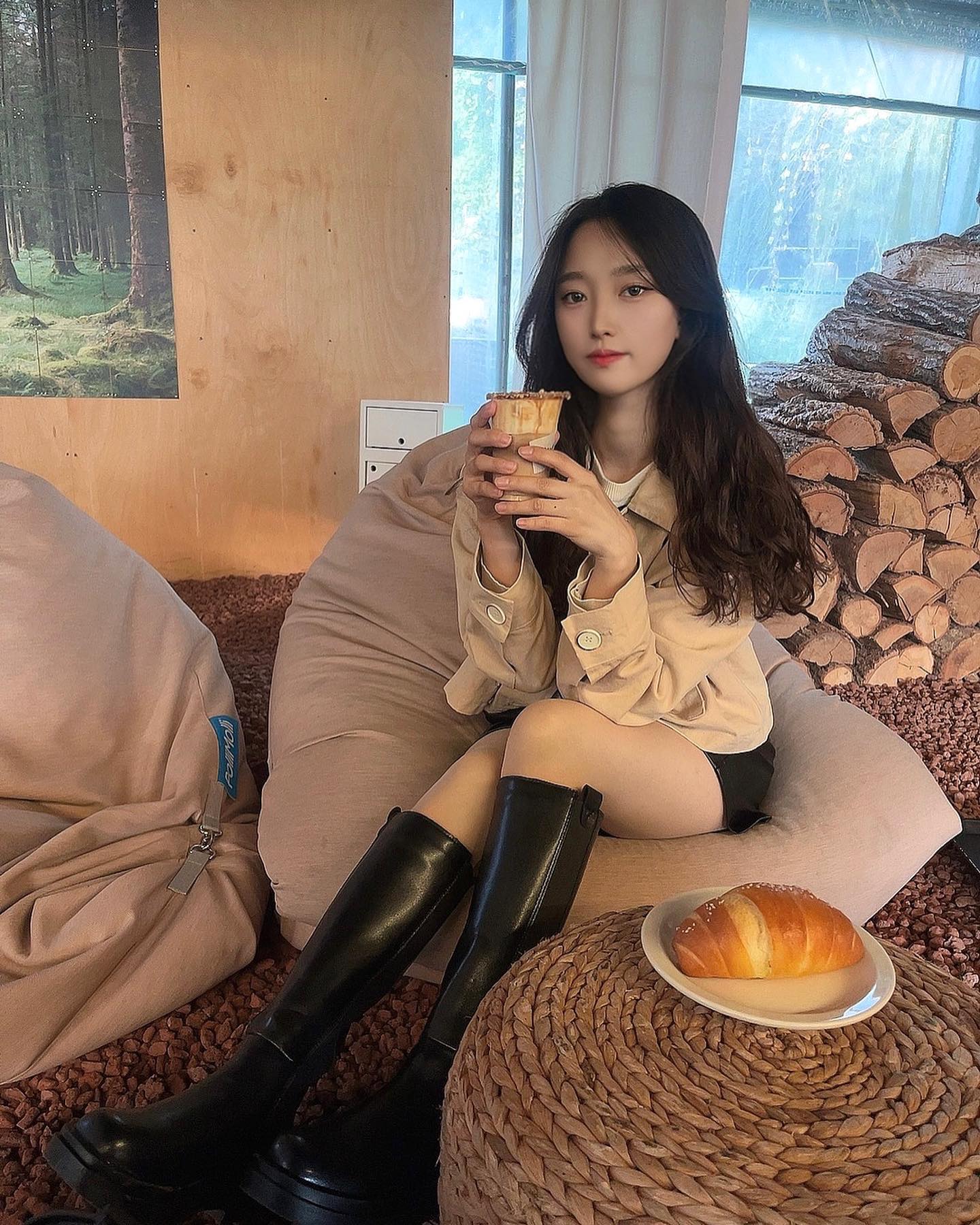 예전부터 가고싶었던 카페 드디어 다녀왔다🫡 다들 가고싶을걸~?😽
얼른 저장저장✔️

⚜️편안하게 힐링할 수 있는 카페 찾으신다면 바로 달려가세요

⚜️소금빵 맛집에 너티슈페너 미쳤어요🥐☕️

⚜️밖에 풀밭도 있고 야외좌석도 많아서 애견동반 가능 🐶
강아지 데리고 가기 좋아요 
하지만 제가 있었던 빈백쇼파 공간은 노키즈 노펫존이에요‼️

⚜️여기저기 인생샷 찍기 좋은 포토존 많으니 한번 다들 가보세오 

📍다위스