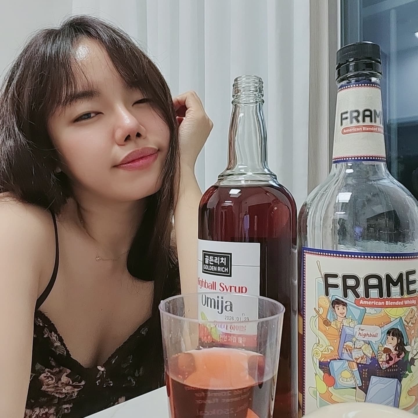 #협찬 💕

탄산수에 넣은 즉시 바로 섞여 
탄산감이 유지되는 하이볼시럽 🫶

오미자 / 블루레몬 / 유자 / 자몽 맛 중 오미자맛을 가지고왔어요 ❤️

요즘 다이어트 중이라 당관리 열심히 하고있는데 요고요고
제로 슈가라서 당 걱정 없이 섭취 가능 ❤️✨️
끈적임이 없어 더욱 더 청량하고
천연과즙이라 더더욱 맘에 쏙 들어 🫶

#골든리치 #하이볼 #하이볼시럽 #하이볼만들기 #하이볼만드는법 #하이볼레시피 #하이볼맛 #탄산수시럽 #칵테일시럽 #과일시럽 #하이볼재료