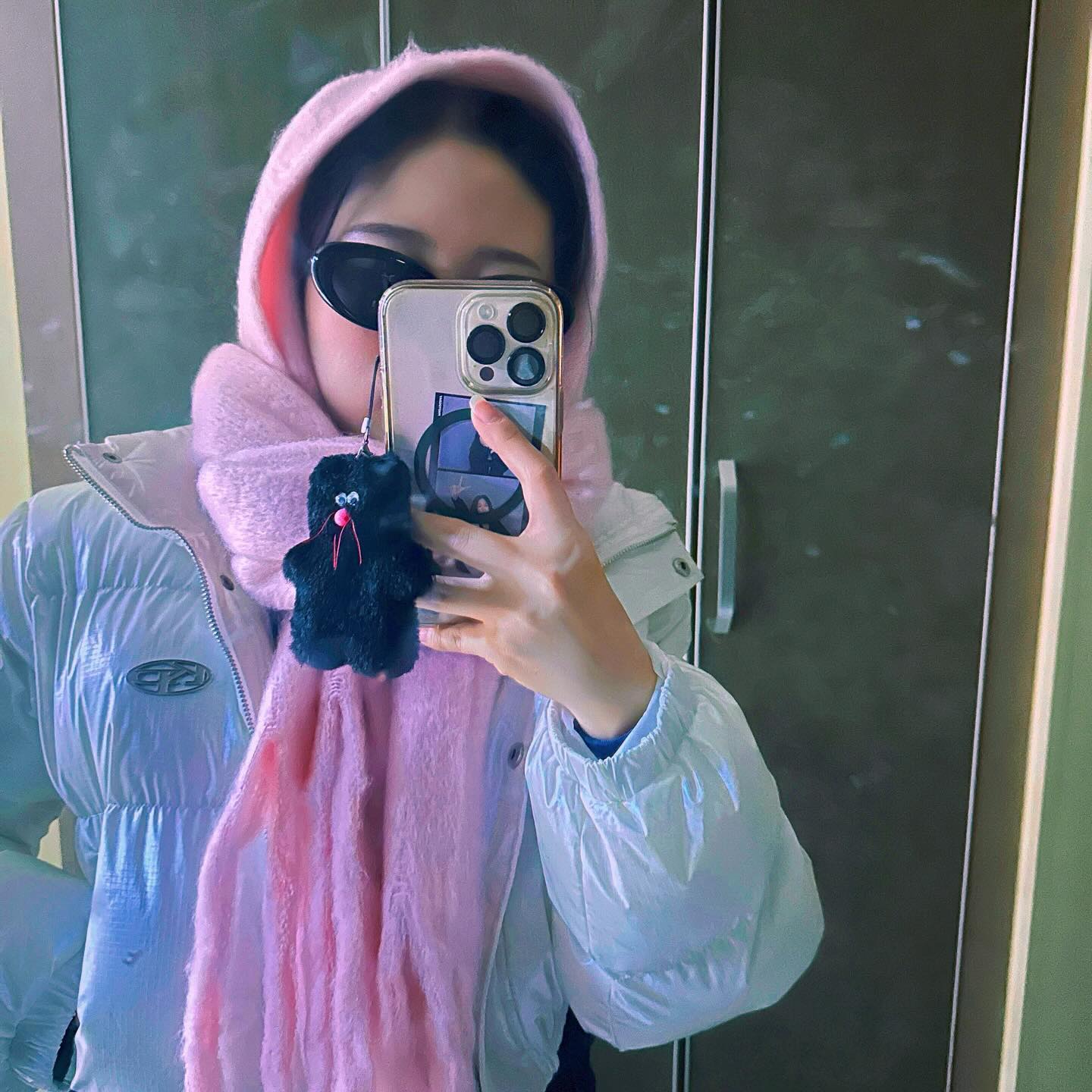 ❄︎‧˚₊✧*｡*̥❄︎‧˚₊✧*｡❄︎
1. 새로 산 패딩과 목도리🥼🧣
2. 나도 푸바오 봤다🐼
3. 갑자기 쌍커풀 생긴 기념👀
4. 내생일 스타트❤️‍🔥
5. 너가 있어서 행복해👭🏻
6. 회사분들이 제작해준 생화케이크🎂
7. 내 차애히어로 아쿠아맨🧜🏻‍♂️
8. 내생일때마다 옷입는 테이🐻
9. 석화구이는 못참지🦪
10. 회로 마무리🍣