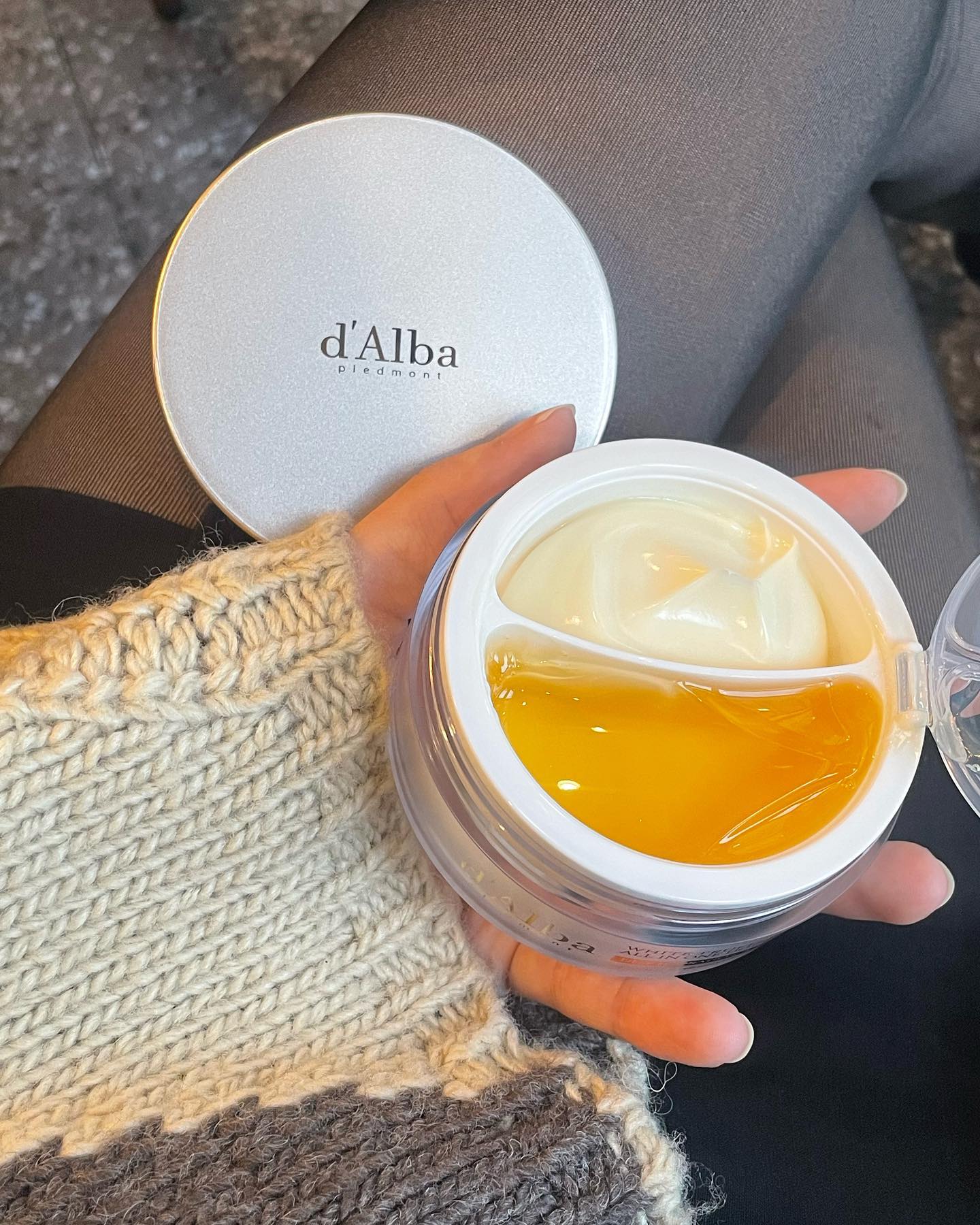 #협찬
dalba_piedmont 
요즘 완전 찐애정하는 크림 소개함미다💖
두 가지 크림을 피부 컨디션에 따라 조합해 사용할 수 있는 달바의 일명 반반크림! ☁️
보습광채 뿜뿜인 수분크림과 탄력감 가득 채워주는 영양크림이 반반씩 들어있는 천재적인 크림이애오...! 😮
저는 화장 전엔 촉촉이 위주로 사용하고 나이트케어엔 묵직이 비율을 높여서 사용 중이랍니다✨

이미 많은 분들이 애정하는 달바 세럼 성분이 그대로 들어가 있으니 달바러버들 이 크림 놓치지마쉬길,, 
화이트트러플 성분 진짜 최구야😭❤️
발림성부터 마무리감까지 바르자마자 좋은 게 느껴지는 고런 친구니 꼭 테스트라도 해보시길 강추 강강추!!!!! ⭐️

#달바올인원더블크림 #달바올인원크림 #달바더블크림 #달바반반크림 #이효리크림 #크림 #수분크림