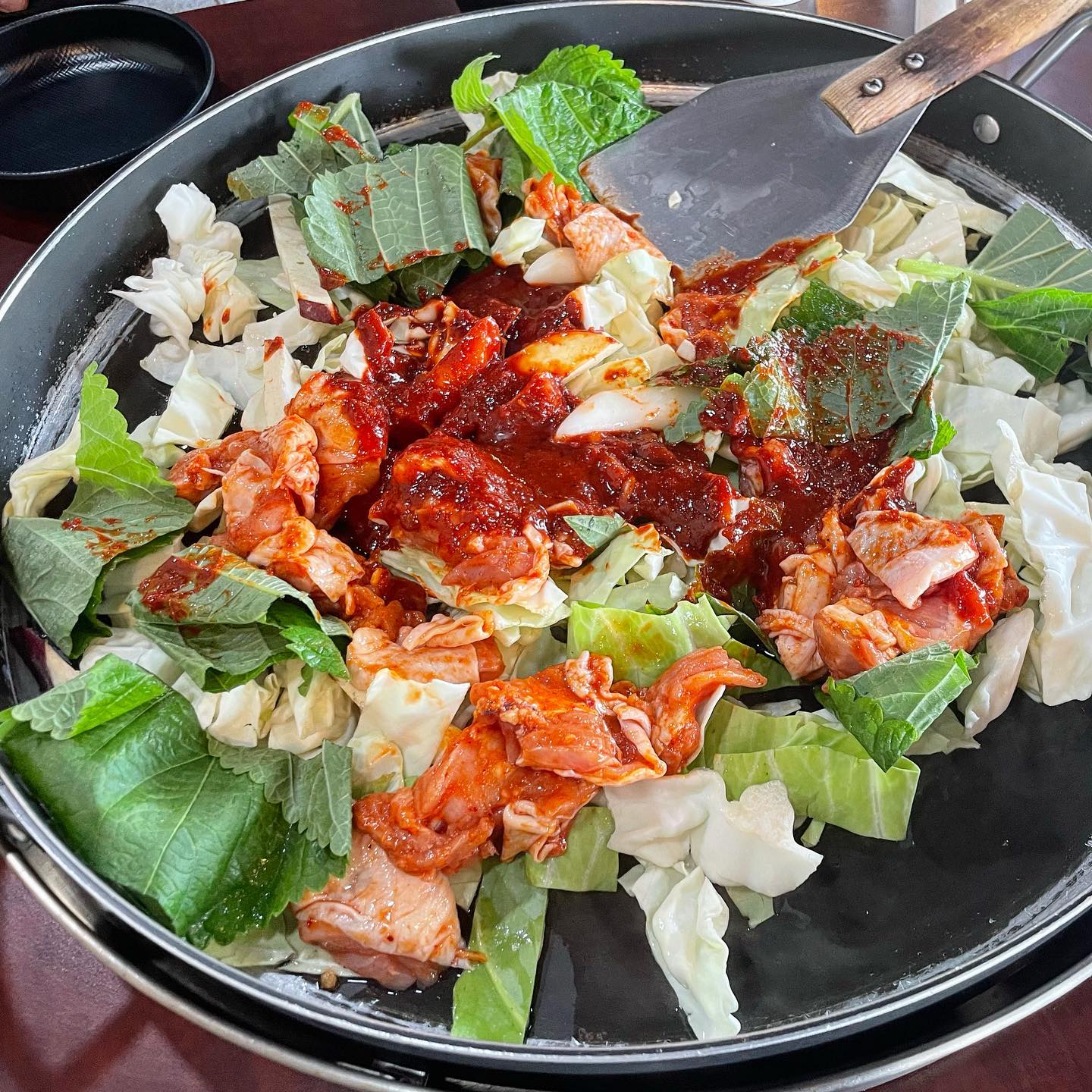 사랑채 닭갈비 💘

가평역에서 가까운 닭갈비집을 방문했습니다! 가평이 춘천이랑 가깝다 보니까 여기도 역시 닭갈비가 맛있겠지? 하고 방문했는데 역시 맛있었어요 😋💖

닭갈비에서 젤 중요한 채소들도 신선하고 살짝 카레맛이 나는듯한 느낌이여서 완전 제 취향이였어요 ✨

저는 닭갈비에서 양배추랑 고구마가 제일 좋은데 많이 들어서 더 좋았어요 👼🏻🤍

남자친구랑 둘이서 딱 2인분 먹었는데 양이 많아서 포만감있는 점심이였네요ㅎㅎ
다음에도 가평 놀러오면 이곳은 꼭! 필수로 방문하고 싶어요!

✔️위치 : 경기 가평군 가평읍 호반로 2578

.
.
.
.
.
.
.
#닭갈비 #닭갈비맛집 #가평맛집 #가평펜션 #가평 #가평닭갈비 #춘천닭갈비 #춘천맛집 #여행 #여행스타그램 #서울여행 #먹방투어 #먹팔소통 #먹팔 #먹부림 #맞팔댓 #좋반 #좋은아침 #닭갈비추천 #가평가볼만한곳 #남이섬