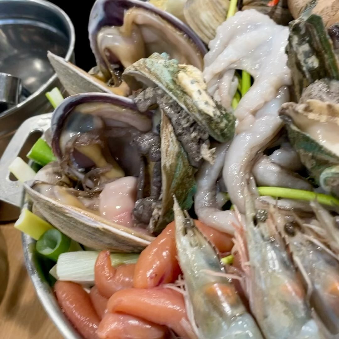 당일 공수한 싱싱한 해물과 꽃게를 맛 볼 수 있는 해산물 전문식당을 찾으신다면 

#여의도 #해화동

해물탕 비주얼 푸짐~한거 보이시나요 싱싱한 재료 한가득 해산물 선물 그 자체✨✨ 눈도 배도 배부른 해물탕! 꽃게 전복 키조개 낙지 새우 등 해산물 종합 선물 세트❤️

직원분이 먹기 편하게 조개랑 전복은 알맹이만 딱 분리해서 넓찍한 키조개 위에 올려주세요 덕분에 엄청 편하게 냠냠할 수 있었어요 센스👍👍 해산물을 어느정도 먹고나면 탄수화물이 빠질 수 없죠~? 볶음밥이랑 칼국수가 가능한데 추운겨울이라 뜨~끈한 국물에 칼국수 사리 퐁당해서 펄~펄~ 끓여서 김치랑 후루룩 쩝쩝 마무리까지 갓벽🥹⭐️ (해물탕 가격: 소 7.5/ 중 9.5/ 대 11.5)

실내가 넓찍해서 회식이나 가족모임 등에 아주 적합한 장소와 메뉴였고 제가 먹은 해물탕 외에도 당일 공수해온 재료들로 해물찜과 꽃게탕 등 해산물 메뉴를 대표적으로 하고있는 식당이니 믿먹할 수 있지요 다음엔 해물찜먹으러 재방문해야겠어요!!

📍주소
서울 영등포구 여의나루로 77-1 지하1층
https://naver.me/5RcLDmag

.
.

#여의도 #여의도맛집 #여의도해물탕 #여의도해물찜 #여의도저녁 #여의도메뉴추천 #여의도회식장소 #여의도모임 #여의도회식 #가족모임장소 #해물탕맛집 #서울맛집 #먹방스타그램 #먹방투어