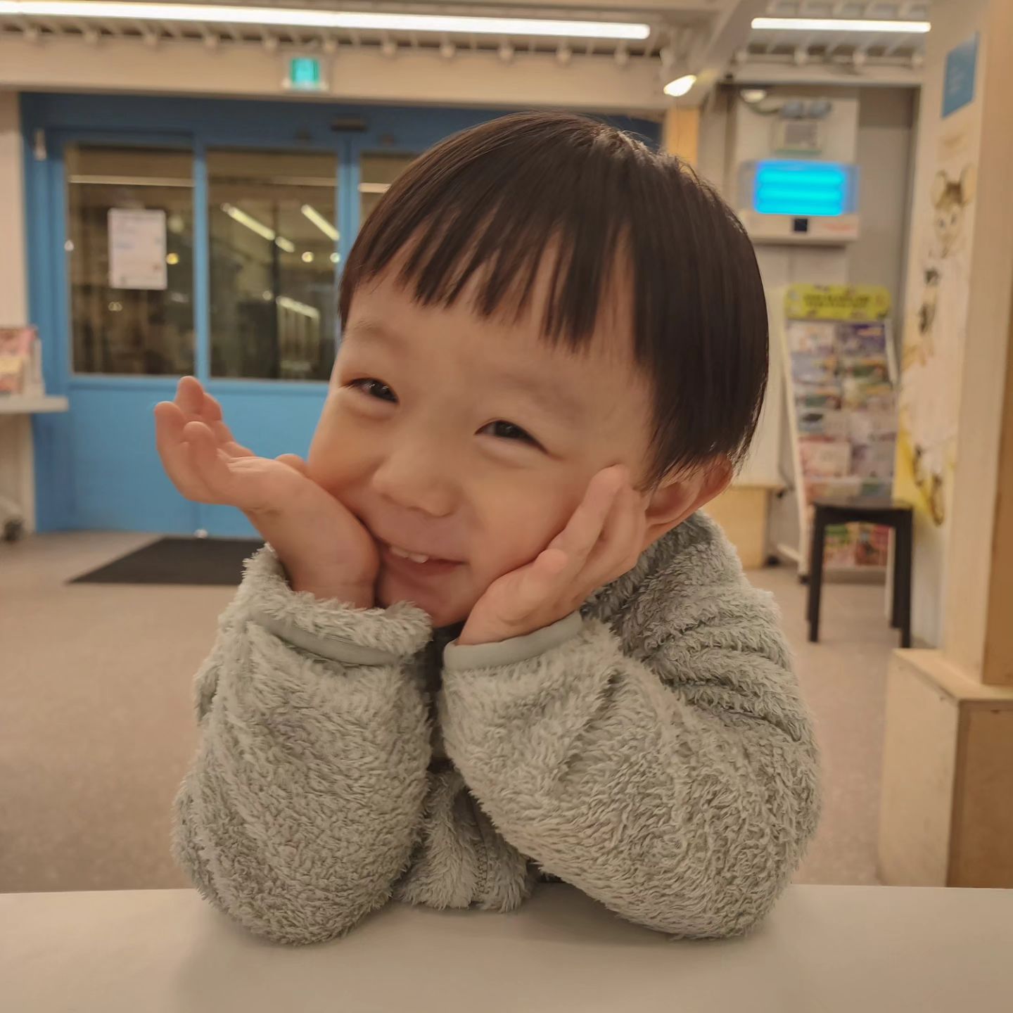 내가 간직하고 싶은 다온이의 순간들

어린이서점을 가서 서로 마주 앉아서 보는 자리가 있는데
다온이가 엄마랑 둘이 앉고 싶다고 읽던 책을가지고
엄마를 대려갔다.

나란히 마주앉아 "다온아~" 하고 꽃받침하니까
따라쟁이 다온이도 "다오나"하면서 꽃받침 따라하는데
온이랑 우리둘 정말 행복했다 ❤️ 

너무 예쁜 나늬 온이
엄마 말 다 따라해서 신기하고 놀라운 다오니

서로 쳐다만 봐도 이렇게 좋을 수가!
지켜보는 남편이 "둘이 달달하다" 하며
질투의 눈으로 찍은 사진

육아는 힘들지만 이렇게 예쁜 너와함께하는 주말은
알차고 치유되는걸
