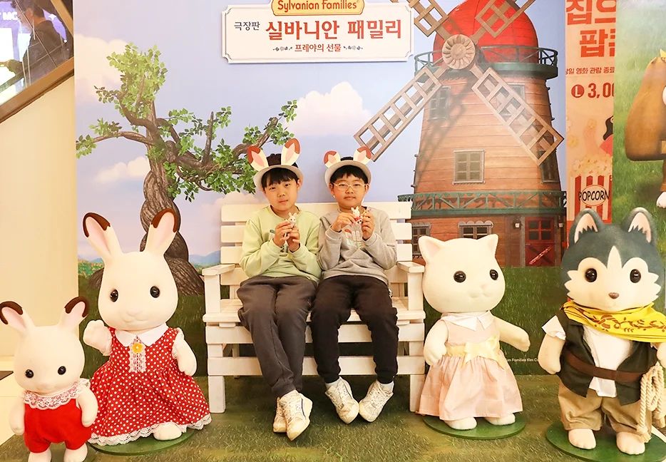 🐰🏠
#극장판실바니안패밀리프레야의선물
사랑해요 프레야!!!!!!
사랑해요 랄프!!!!!!!!
언제나 실바니안에 진심인 어린이들과 실바니안 패밀리
시사회에 다녀왔다. 초등 남자아이들이지만 축구보다
집에서 실바니안 옷 만들어서 인형놀이를 더 좋아하는
애들이라 가끔 그 섬세함에 복장터질때도 있지만
타고난 다정함과 아기자기함에 안심될때가 더 많은데
그런 아이들을 위해 다녀온 
#극장판실바니안패밀리_프레야의선물 #시사회 
학교 체험학습일이라 늦게 오는 날이었지만 저녁7시라
학원하나 빼먹지 않고 아주 하루스케줄 빼곡하게
완벽한 하루였다ㅎ 역시나 우리 협뚜비 취향저격이라
너~~어무 재미있었다고...
실바니안패밀리 특유의 그 무해한 스토리에 평화로워지고
크림이가 대사칠때마다 너무 순수한 목소리에
꺄르르 아이들의 웃음이터져 행복 그 자체였다.
몽글몽글한 감성과 포근한 실바니안패밀리 마을의
사랑스러운 이야기로 정말 행복했던 시간❤️
개봉일은 5월 1일이니 어린이날 꼭 아이들에게
보여주시길!! 
잠실 롯데월드몰 4층 FAO슈와츠 매장에
토이트론 실바니안 크루들의 창작 디오라마도
전시되어 있으니 꼭 보시길 추천드려요!!
-
#극장판실바니안패밀리_프레야의선물
#실바니안패밀리
#영화실바니안패밀리
#위드_실바니안패밀리