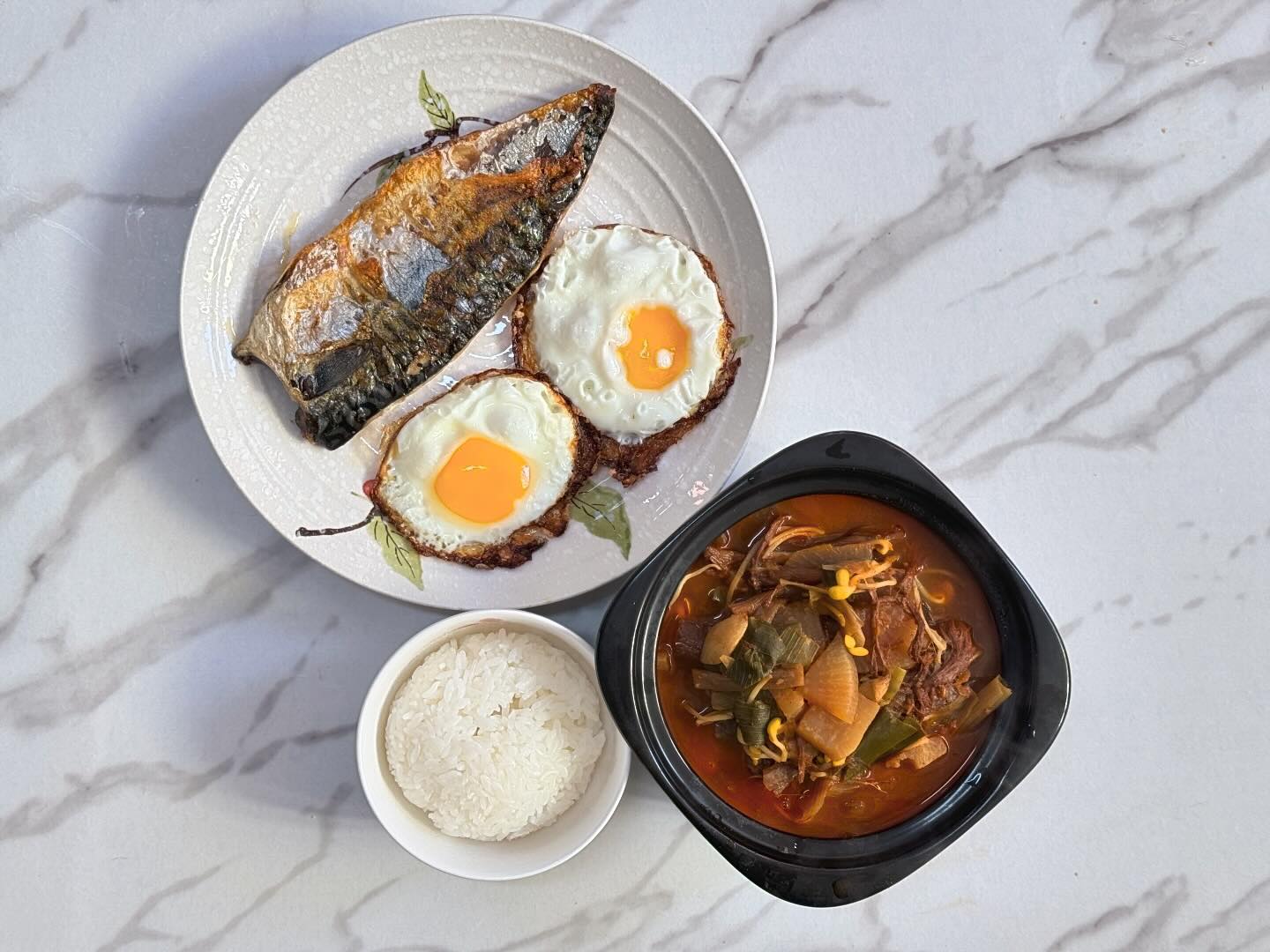 #❤️ .
 오랜만에 자취생의 집밥🍽️

📋MENU📋
 경상도식 소고기 뭇국
 흰쌀밥
 간고등어 구이
 달걀프라이

 너무 바빠 본격 요리를 못한지 오래되어 오랜만에 집밥같은 밥을 해먹었다.
 역시 집밥은 힘이다.
.
.
.
.
.
#집밥 #요리 #자취생 #자취스타그램 #자취요리 #요리스타그램 #자취생요리 #간단요리 #사진 #먹스타 #맛스타그램 #먹팔맞팔#선팔 #먹팔 #자취요리그램 #소고기뭇국 #경상도소고기뭇국 #한식 #한식요리 #고등어 #한국인의밥상 #간고등어 #든든한한끼 #아침 #아침밥 #건강 #🍽 

#ezc_요리_한식