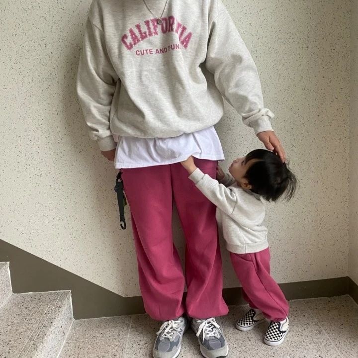 가족가 함께 가족룩 어떠세요~??

​색상
핑크 / 오트밀 

사이즈 
5호, 7호, 9호, 11호, 13호 / 15호, 17호, 19호 / 성인

​

🧏 채이(여아) : 104cm 18kg (9호 피팅)

🧏 로운(남아) : 105cm 17kg (11호 피팅)

🧏 로아(여아) : 122cm 22kg (13호 피팅)

👨 대디(아빠) : 179cm 73kg (성인 피팅)

👩 맘(엄마) : 156cm 45kg (성인 피팅)
