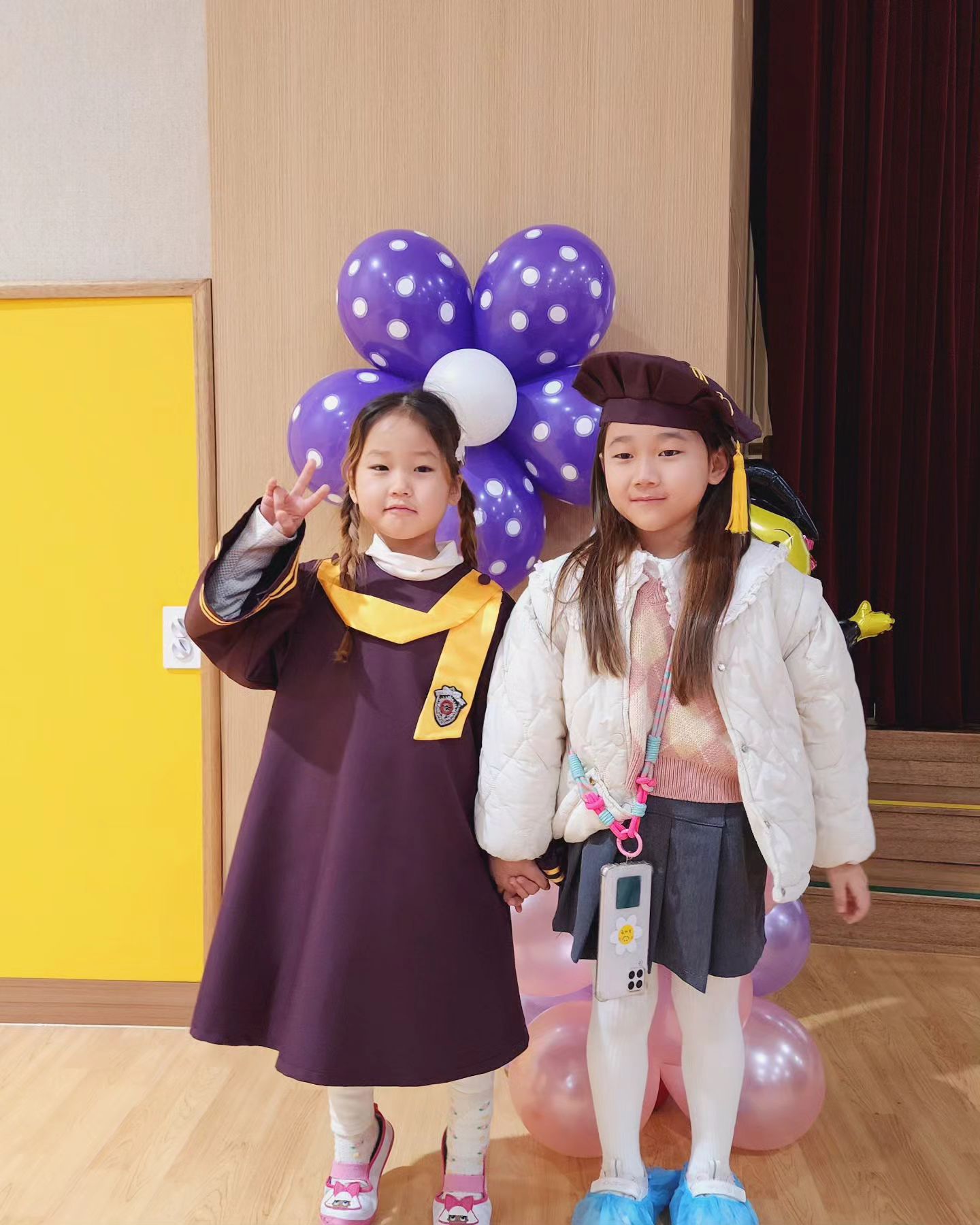 #친구의졸업식

예린이 졸업식에 와줘서 너무 고마운 아정이.
기쁨 감동 든든 고마움 행복 
아정이랑 희진언니가 와서 느낀 우리의 감정 :)

나중에 좋은 대학 나란히 가렴 👩🏻‍❤️‍💋‍👩🏻 
남자때문에 싸우지 말고(?). ㅋㅋㅋㅋㅋㅋ

#고마워요 #사랑해 heejin._.lim
#오글거려도괜찮아 #우웩 #ㅋㅋㅋㅋ
#예쁜내딸홍예린 #예쁜친구조아정 
#예쁜애옆에예쁜애 #졸업식