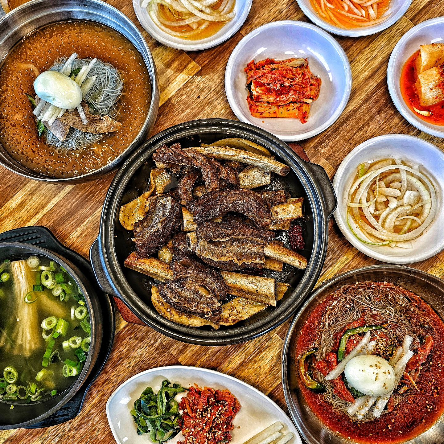 하남면옥 #협찬
매콤하고 진한 비빔냉면에 달달한 소갈비
올 여름 더위는 여기서 식히세요💥

12시간 이상 우린 사골 육수로
물냉면 육수와 비빔냉면 양념을 만든다는데, 
첫입 먹을 때 진한 육수가
온 입안을 휘어 감는게 너무 맛있었습니다❤️

갈비찜에 들어가는 소갈비는 
육질이 너무 부드럽고 야들야들한게
딸이 너무 좋아 하더라구용🫶

가게도 넓고 깨끗하며, 주차장도 넓고 
사장님과 직원분들 너무 친절하세요
가족모임이나 회식으로도 좋은 식사장소 입니다

✔️위치: 경기 하남시 미사대로 622 1층 하남면옥
✔️전화번호: 0507-1319-1123
.
.
.
#하남냉면 #하남소갈비 #미사냉면 #미사소갈비 #미사맛집 #하남맛집 #냉면맛집 #미사소갈비찜 #미사함흥냉면 #함흥냉면맛집